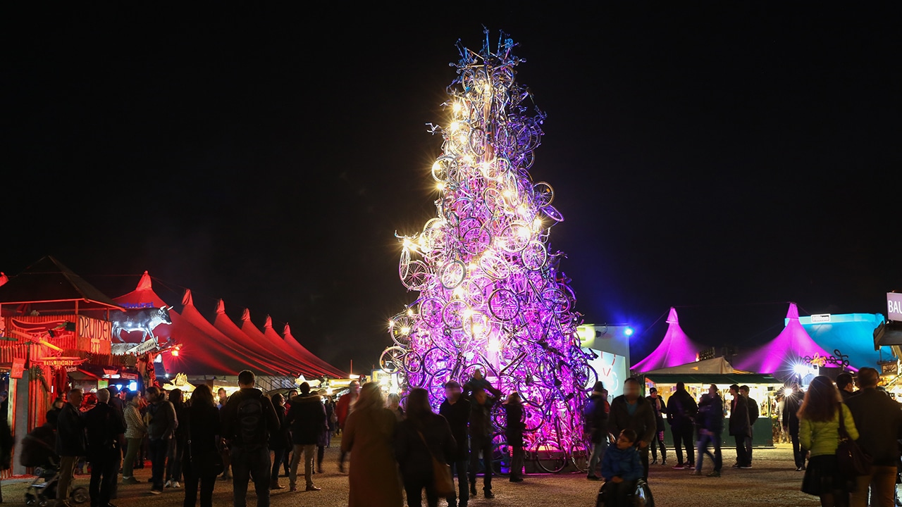 Aber nicht immer leuchtet der Rads-Weihnachtsbaum – er muss von den Besuchern selbstständig "in Gang" gebracht werden (Foto: Bernd Wackerbauer)