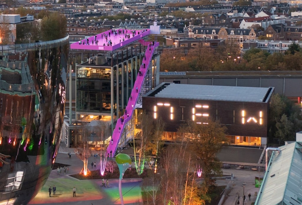„The Podium“ von MVRDV in Rotterdam: Vom Juni bis zum August soll die Dachfläche mit 143 pinken Stufen für die Öffentlichkeit begehbar sein. 143 pinke Stufen führen temporär auf das Dach des Het Nieuwe Instituut. (Foto: MVRDV)