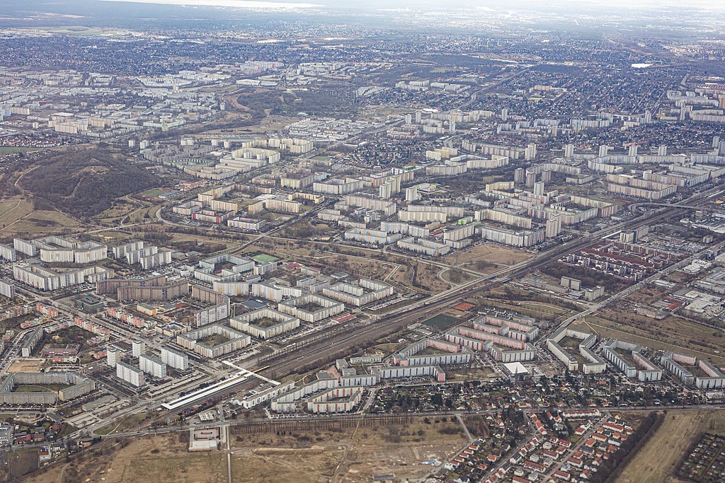 Luftaufnahme von der Großsiedlung Marzahn in Berlin.