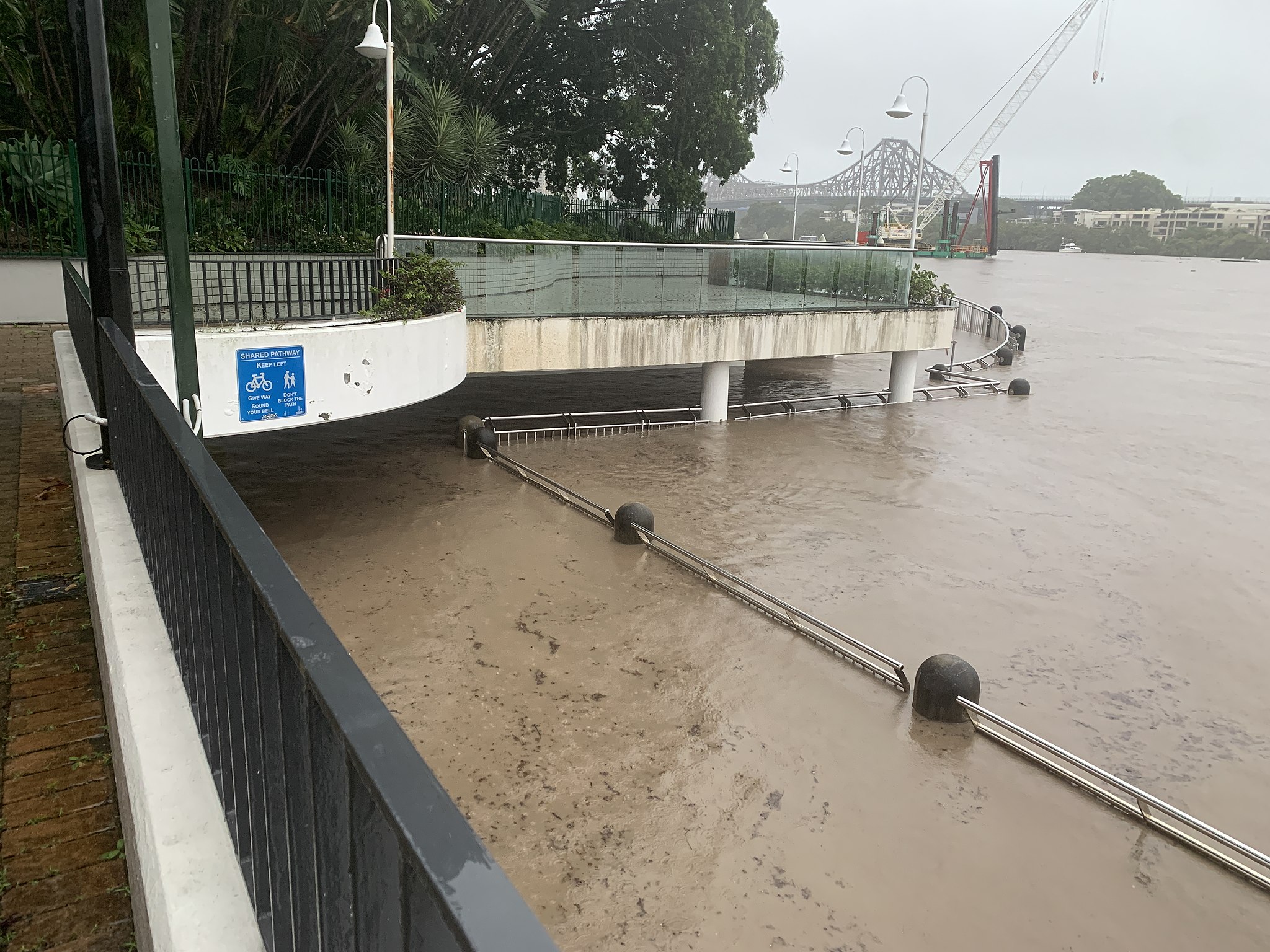 überschwemmte Straße nach Flut in Australien