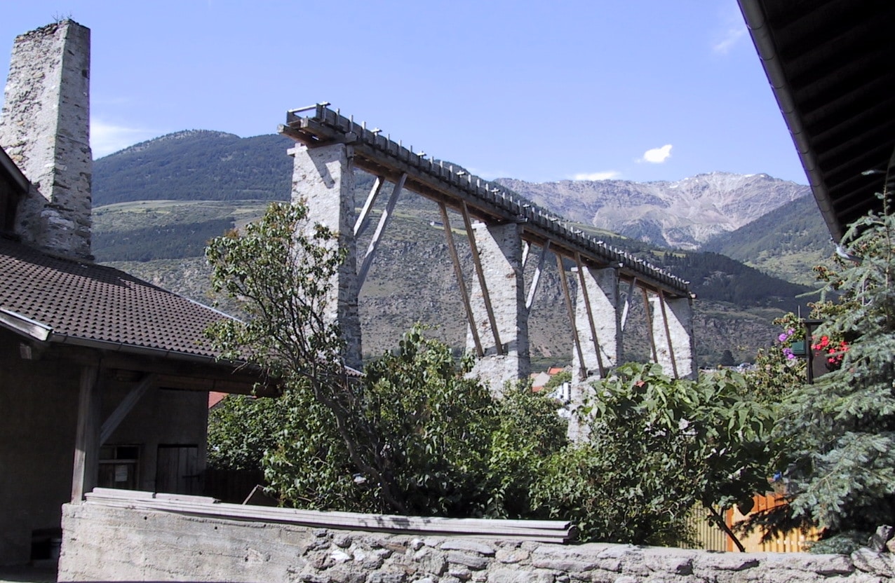 hölzerne Aquädukt führte einst über die Etsch auf 32 bis zu 15 Meter hohen Steinpfeilern. Ein Brand zerstörte 1907 den Kandlwaal. Foto: wikimedia commons / hegedex