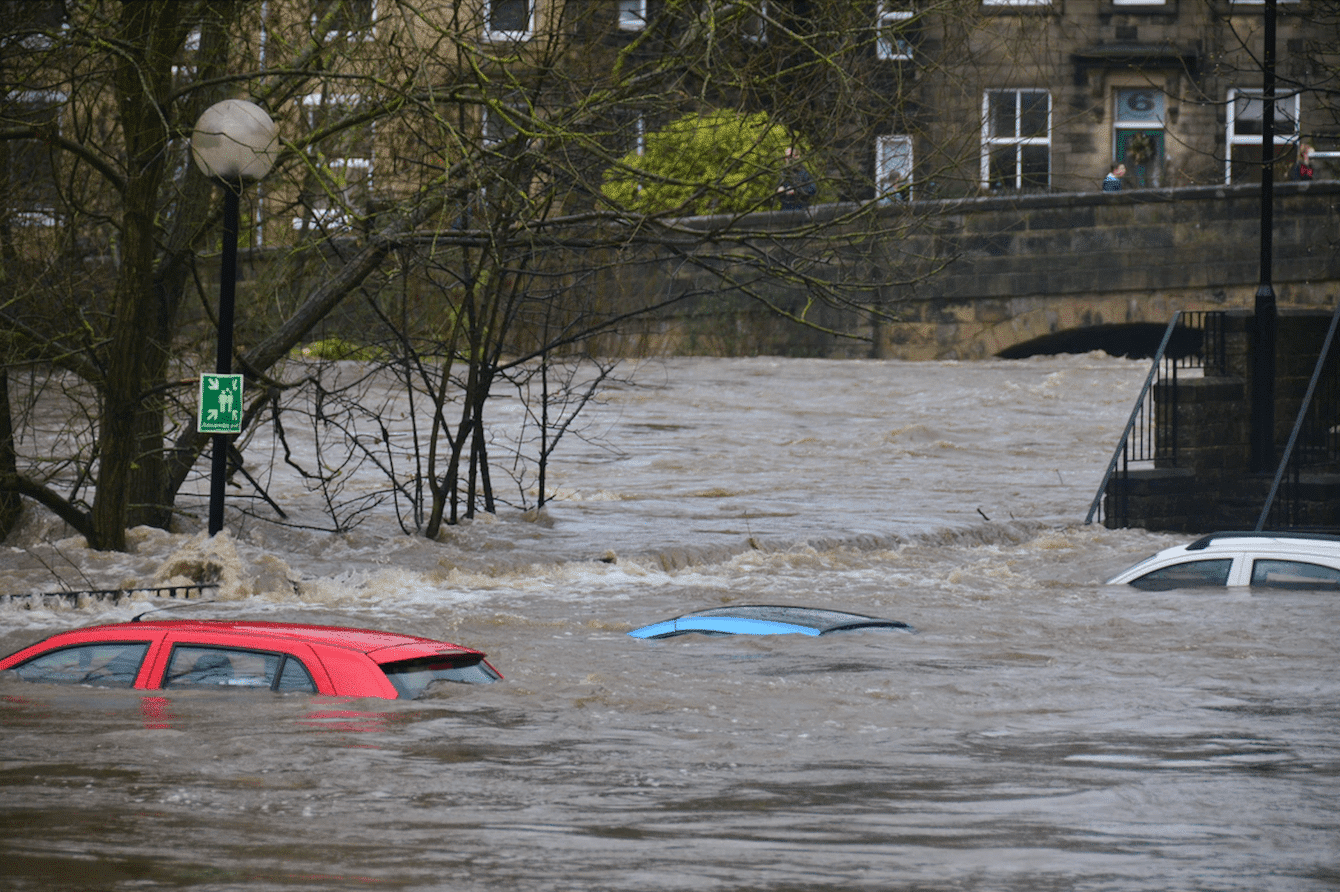 Autos die in Wasser stehen aufgrund von Überschwemmung