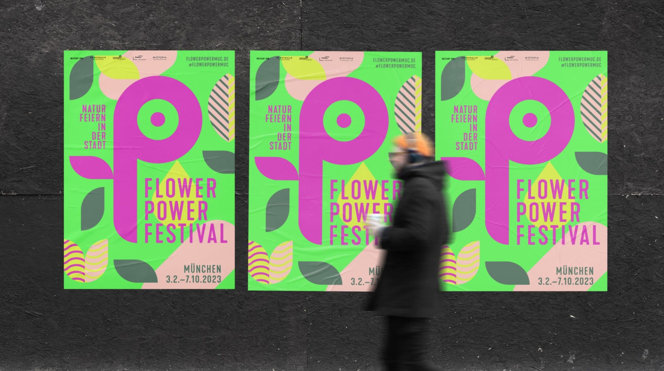 drei gleiche Mock-Up Plakate des Flower Power Festival München hängen an einer dunklen Wand nebeneinander. Sie sind hellgrün mit einem lila-farmenen "P"