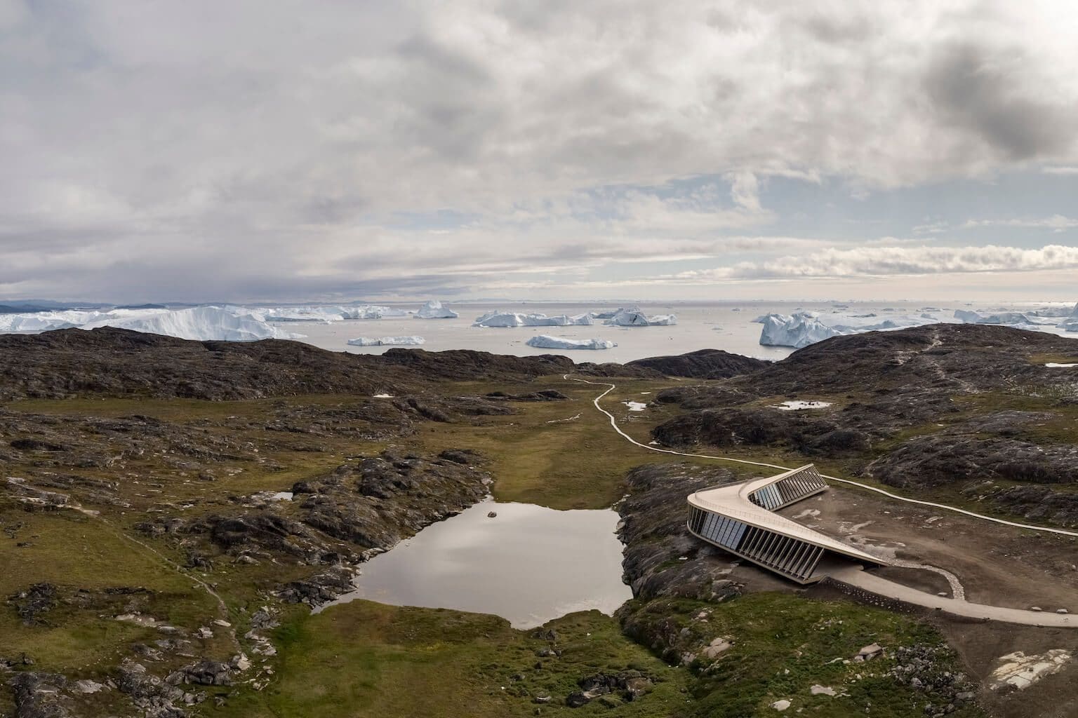 Das Eisfjordzentrum bietet Schutz vor der arktischen Wildnis.