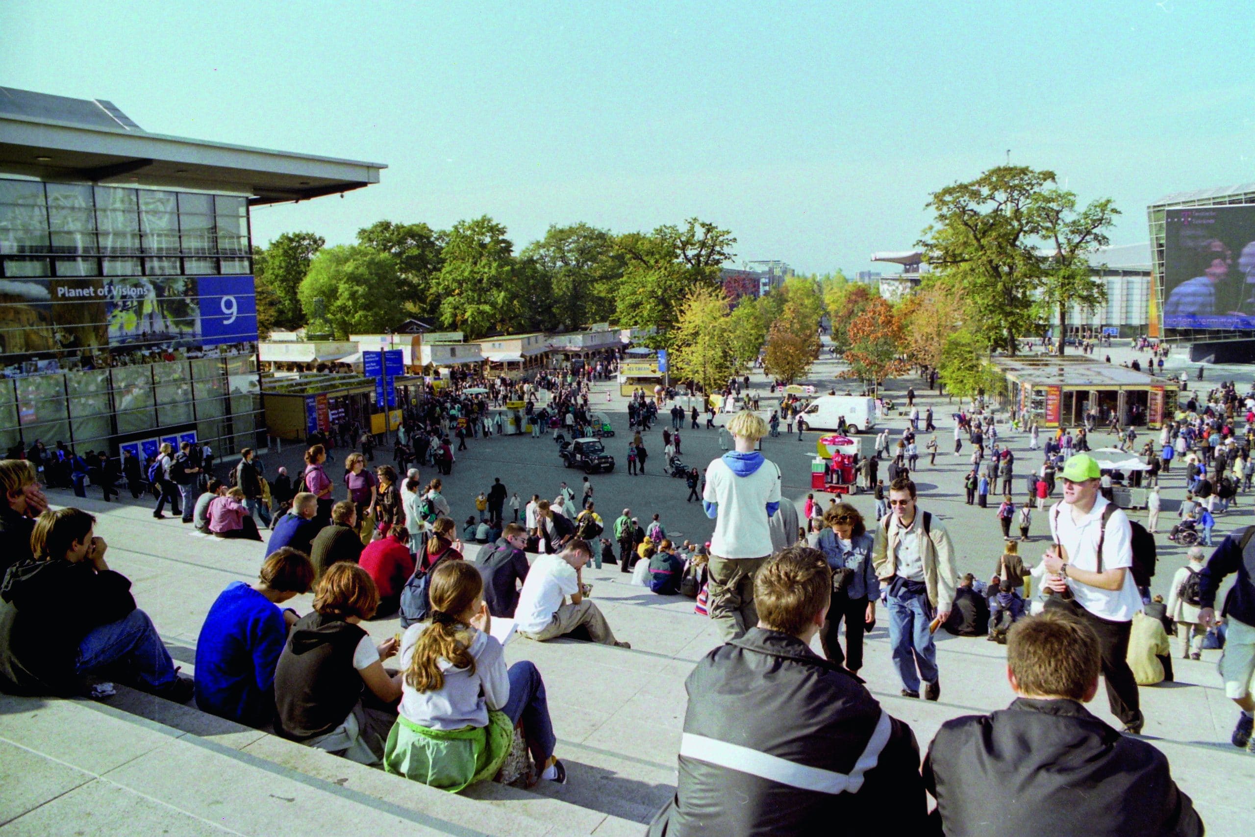 Im Jahr 2000: EXPO-Besucher*innen schauen von den Stufen auf den Platz am östlichen Ende der Allee der Vereinigten Bäume von Dieter Kienast.