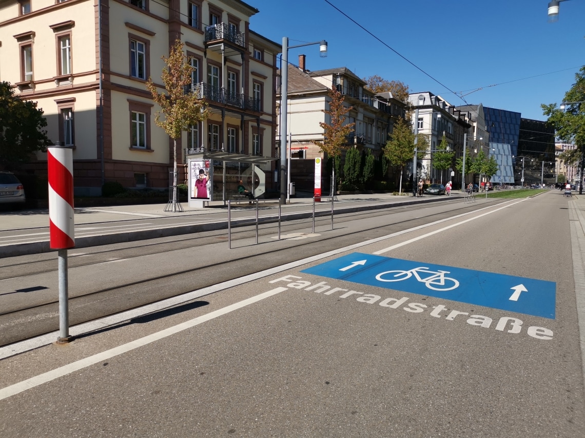 Ruhende Fahrräder stehen auf einem Stadtplatz.
