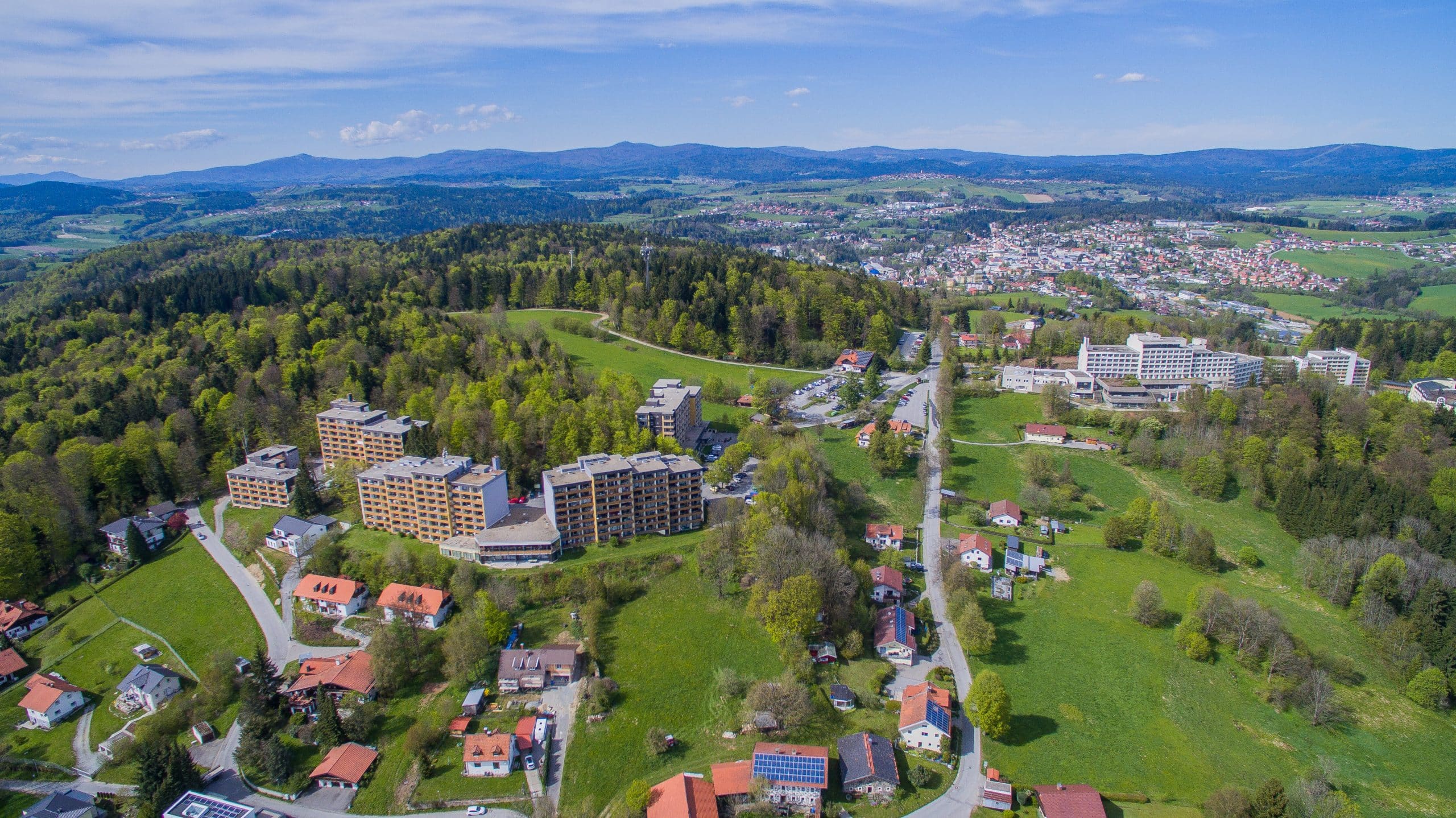 Luftaufnahme von Geyersberg, in der 2023 die Landesgartenschau Freyung stattfinden wird. Foto: © Freyung 2023 gGmbH