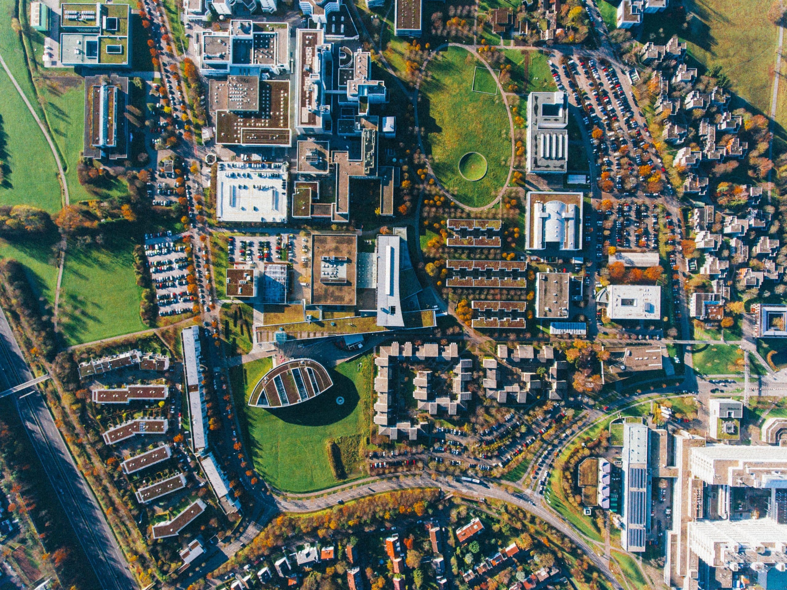 Das Studium Stadtplanung wird unter anderem von der Universität Stuttgart angeboten. (Foto: Max Böttinger / Unsplash)