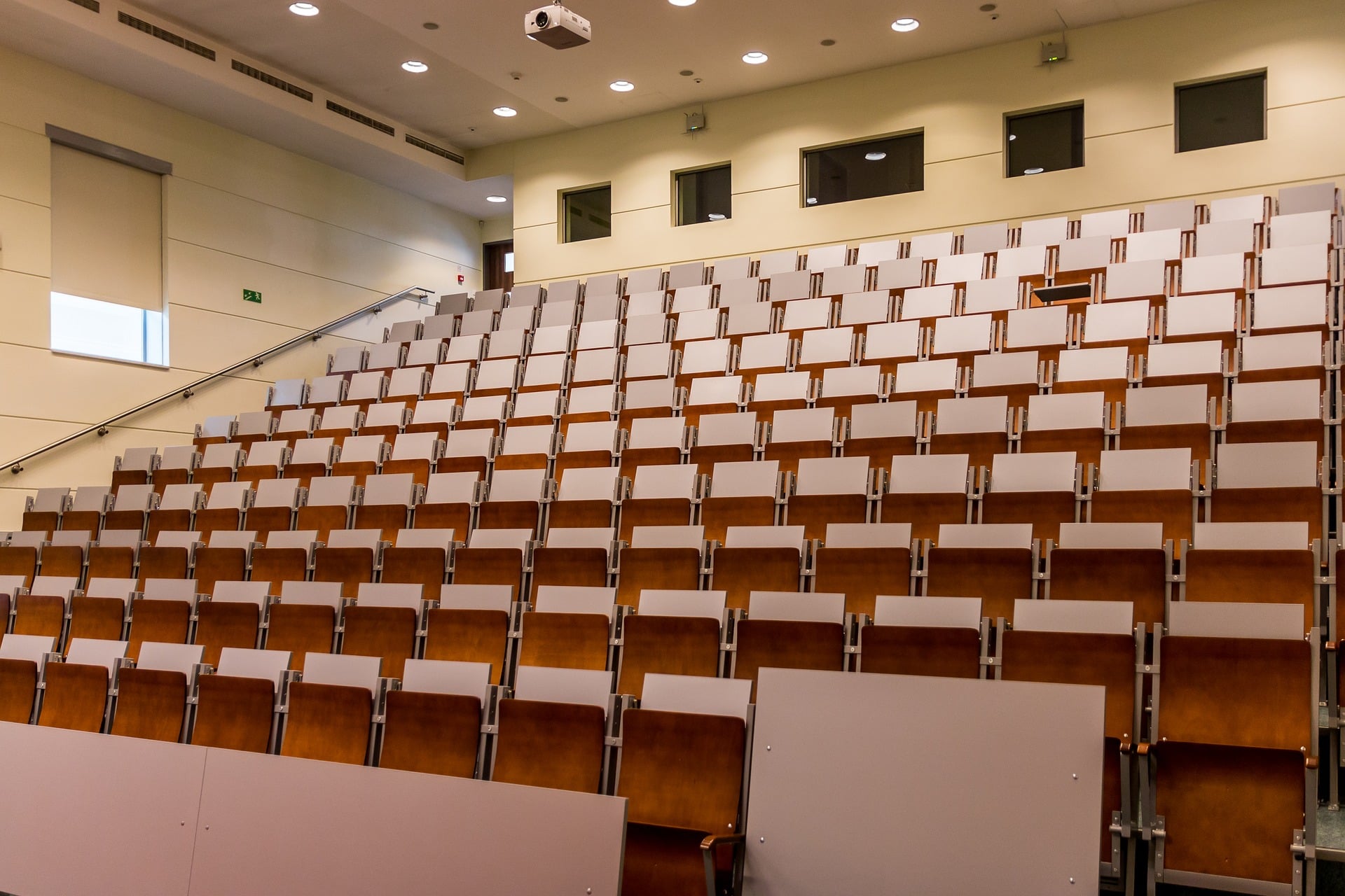 Blick in einen abgetreppten, leeren Hörsaal mit hölzernen, hochgeklappten Sitzen. In Deutschland kann an mehreren Universitäten Landschaftsarchitektur studiert werden. Foto: Michal Jarmoluk via Pixabay