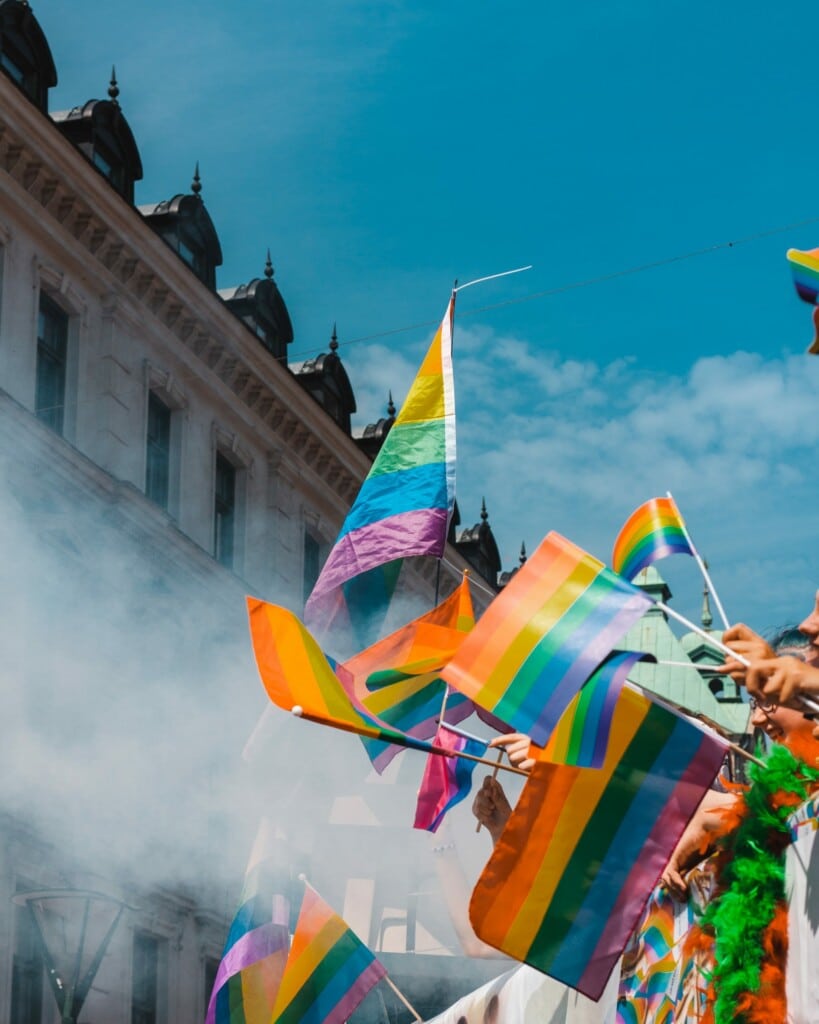 Die Regenbogenfahne steht für Aufbruch, Veränderung und Frieden. Seit den 1970er-Jahren ist das Regenbogenbanner mit sechs Farben Symbol für die LGBTIQ-Community und ist unter anderem oftmals auf den Paraden des Christopher Street Days zu sehen. Foto: Teddy Österblom/UNSPLASH