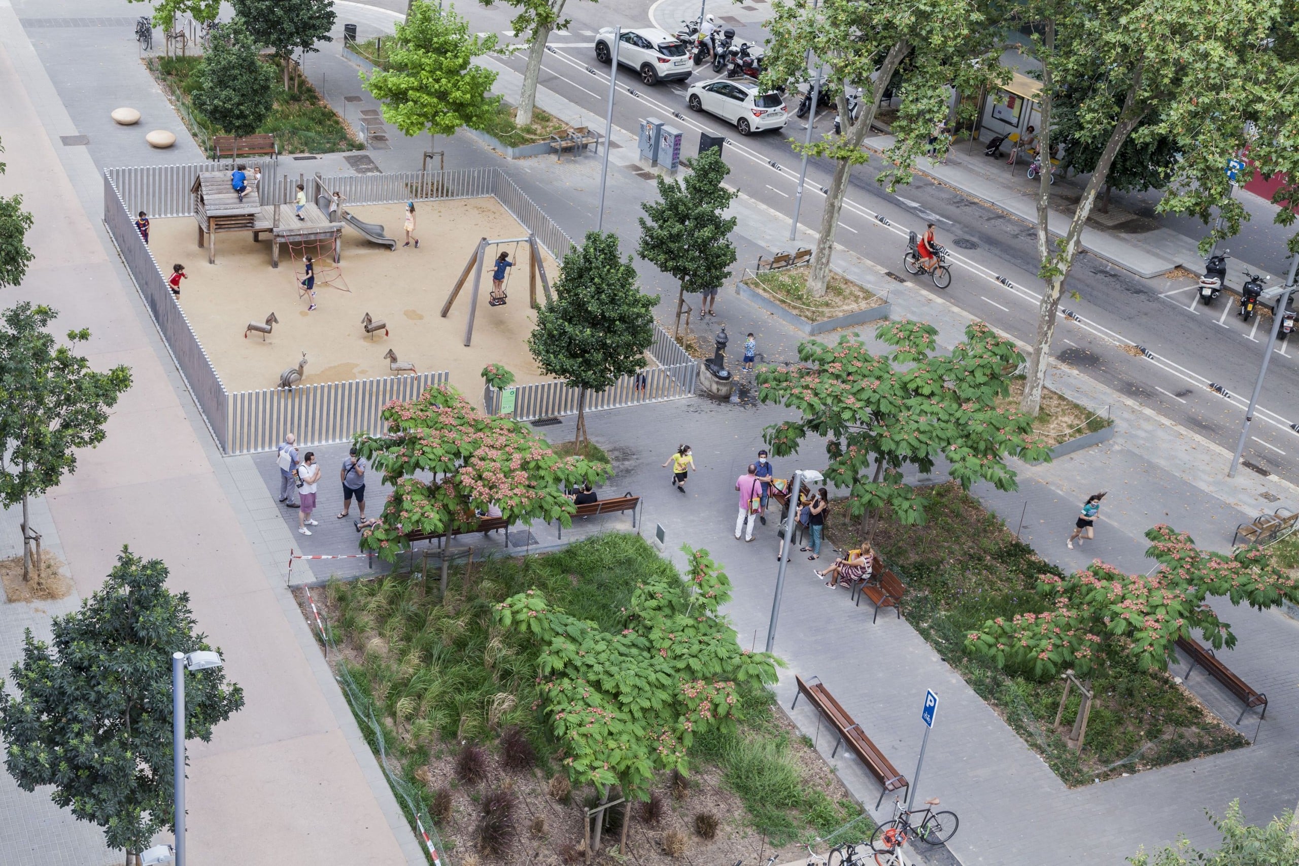 Spielplatz, Superblocks-Konzept: Grünflächen und eine Straße mit Autos