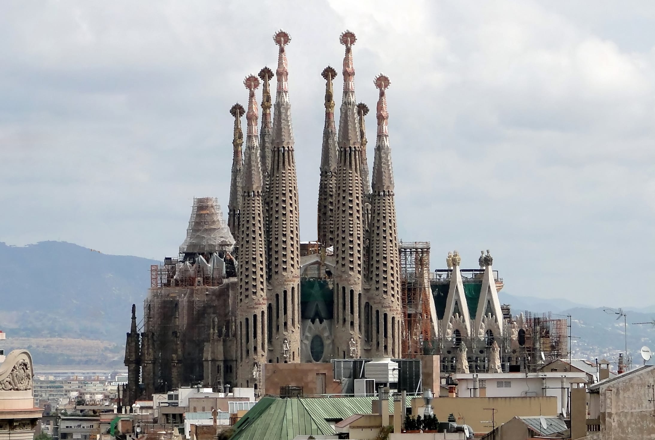 Von den 18 Türmen der Sagrada Familia sind erst acht fertig. Bildquelle: Bernard Gagnon, CC BY-SA 3.0 , via Wikimedia Commons