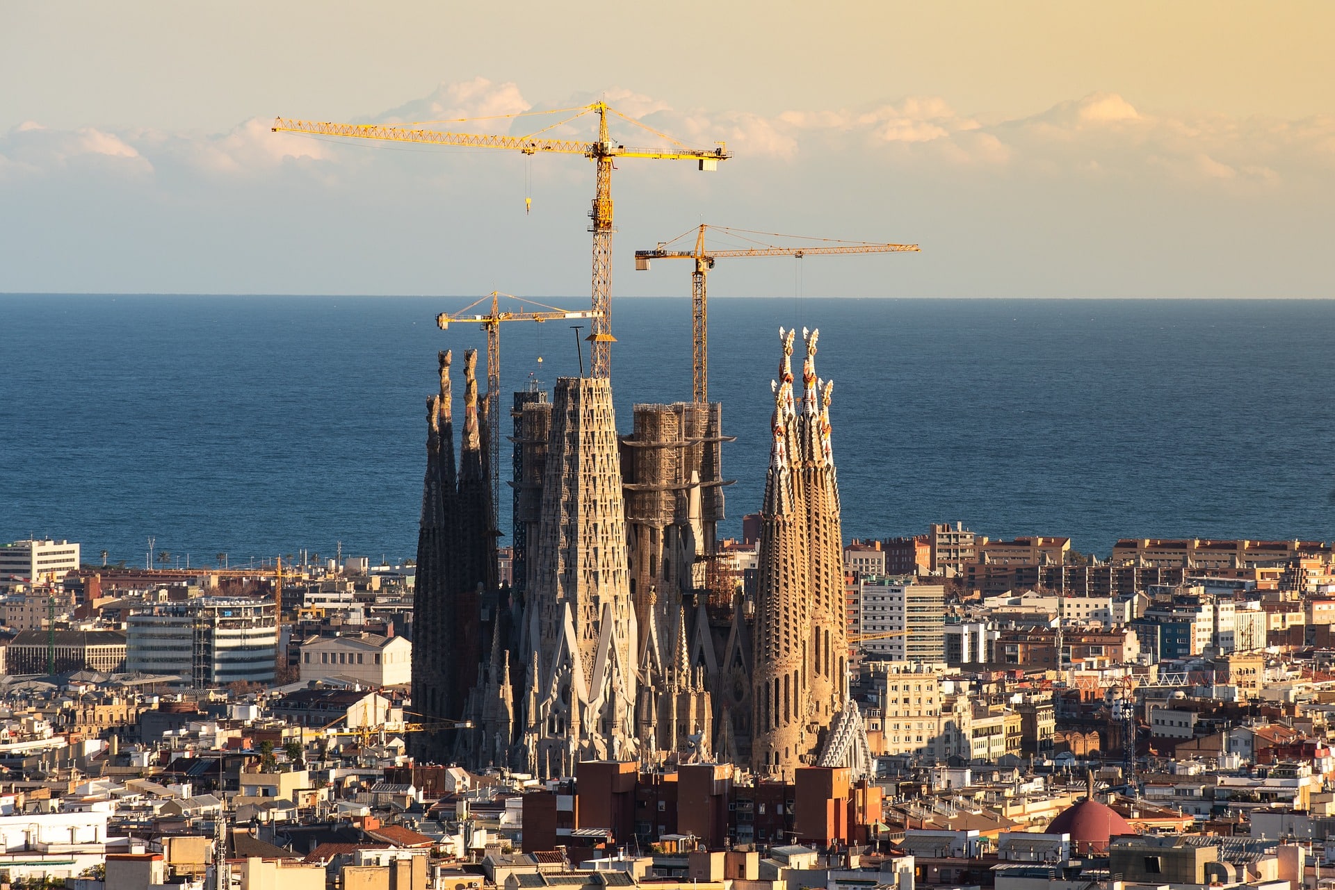 Ansicht der Sagrada Familia, umgeben von Kränen. Bild via Pixabay
