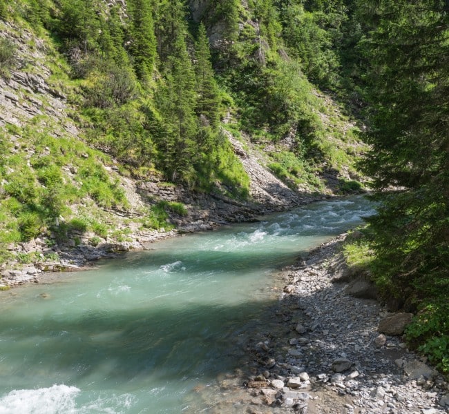 In Österreich verläuft der Lech deutlich natürlicher. Quelle: Basotxerri, CC BY-SA 4.0 , via Wikimedia Commons