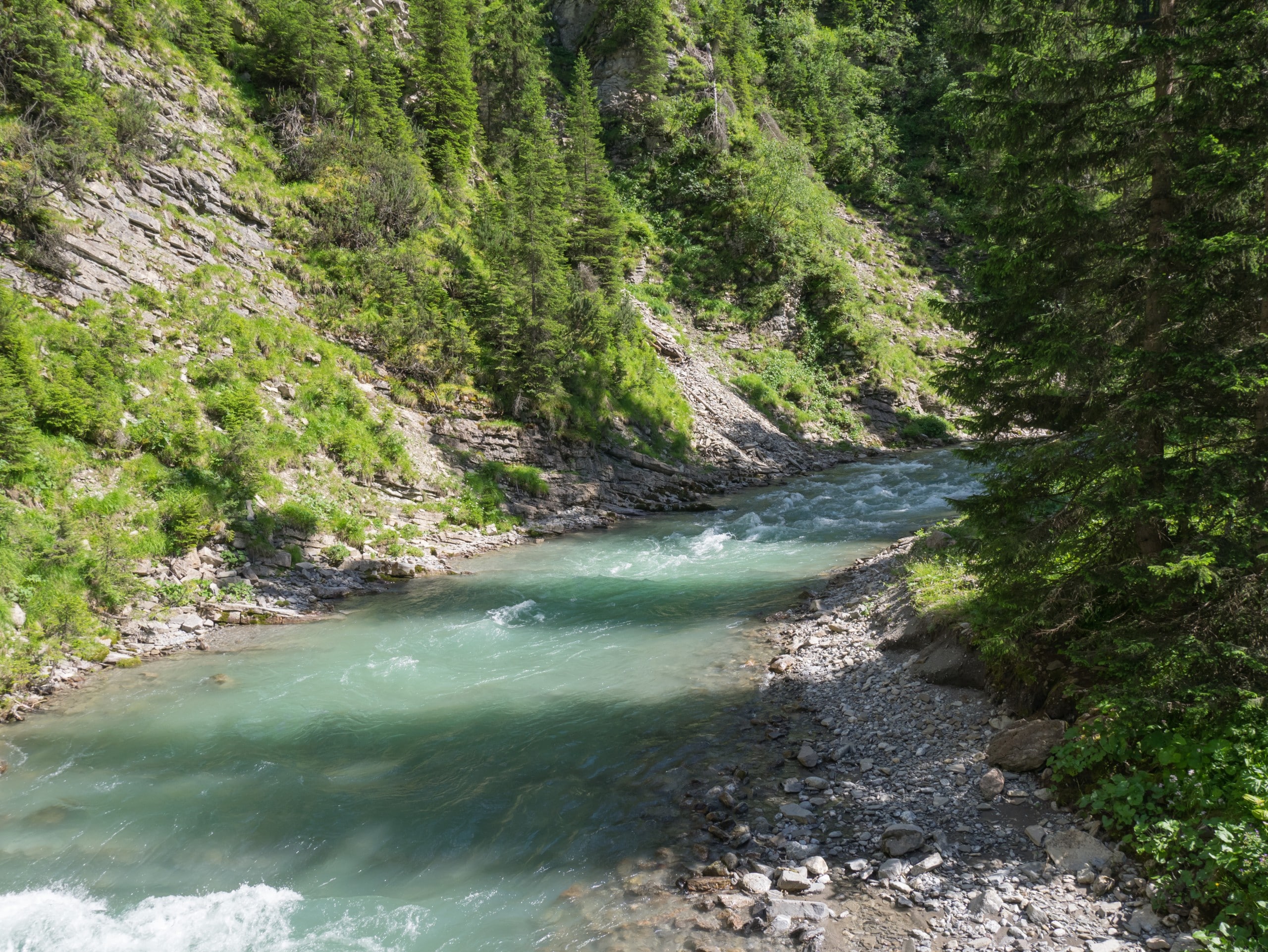 In Österreich verläuft der Lech deutlich natürlicher. Quelle: Basotxerri, CC BY-SA 4.0 , via Wikimedia Commons
