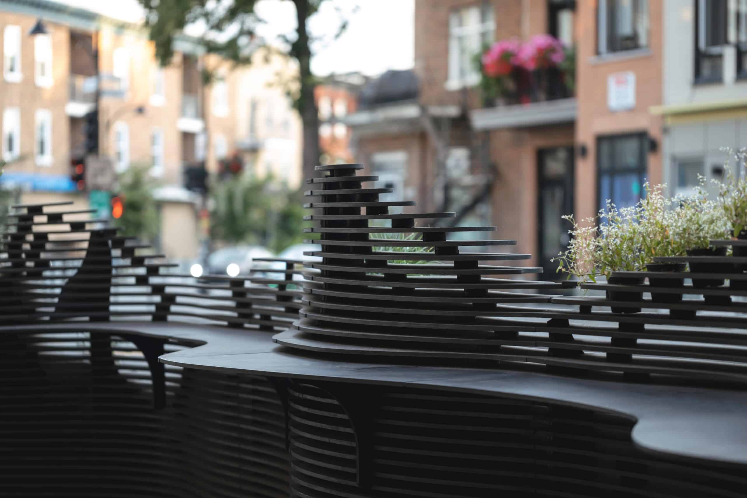 Detailaufnahme eines Parklets aus schwarzem Holz. Quinzhee Architecture und atelier mock/up, Parklet Miyagi, Québec, Foto: 1Px