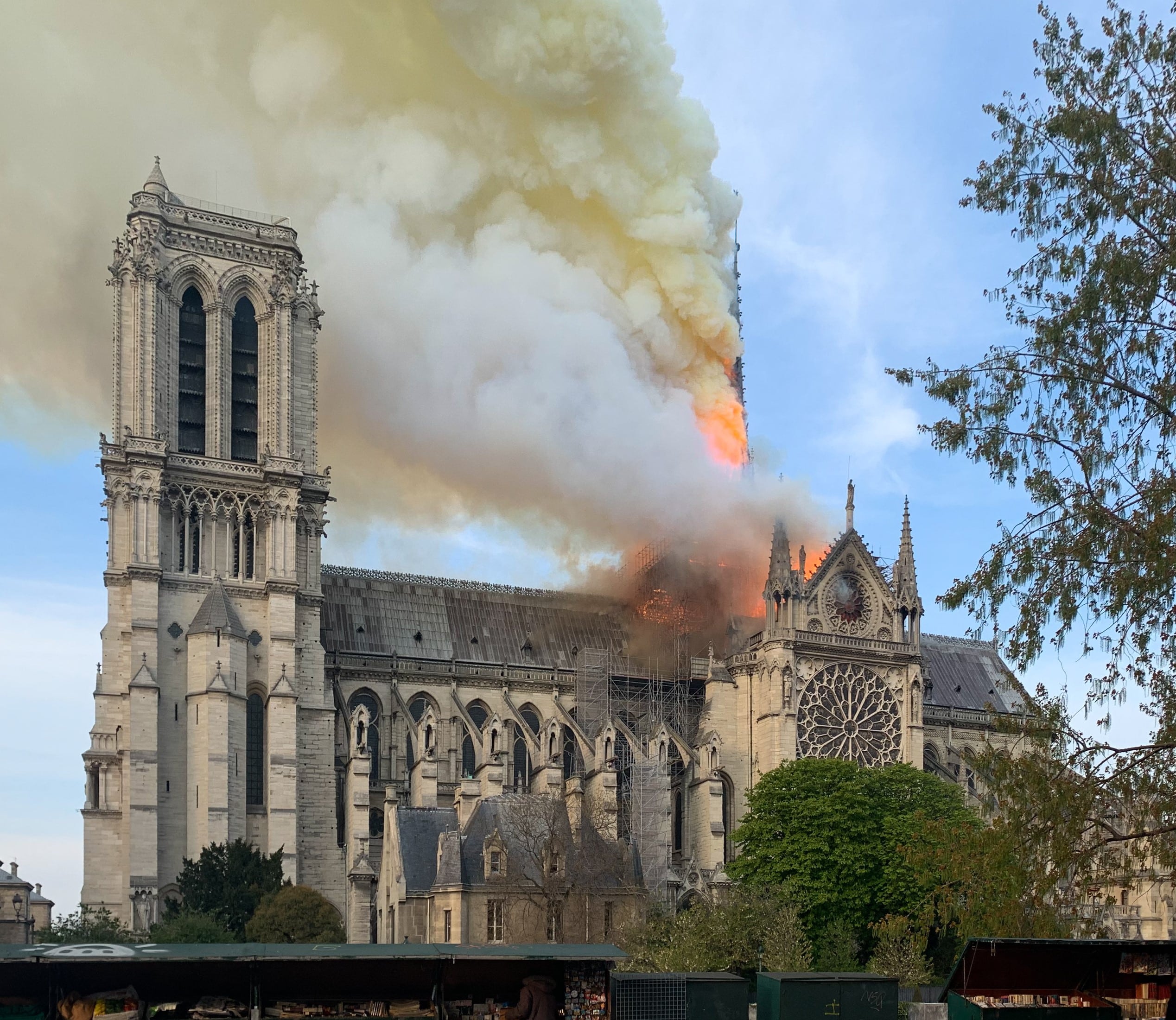 Der Brand von Notre Dame am 15. April 2022 gegen 19.30 Uhr. Copyright: Wandrille de Préville, CC BY-SA 4.0 , via Wikimedia Commons
