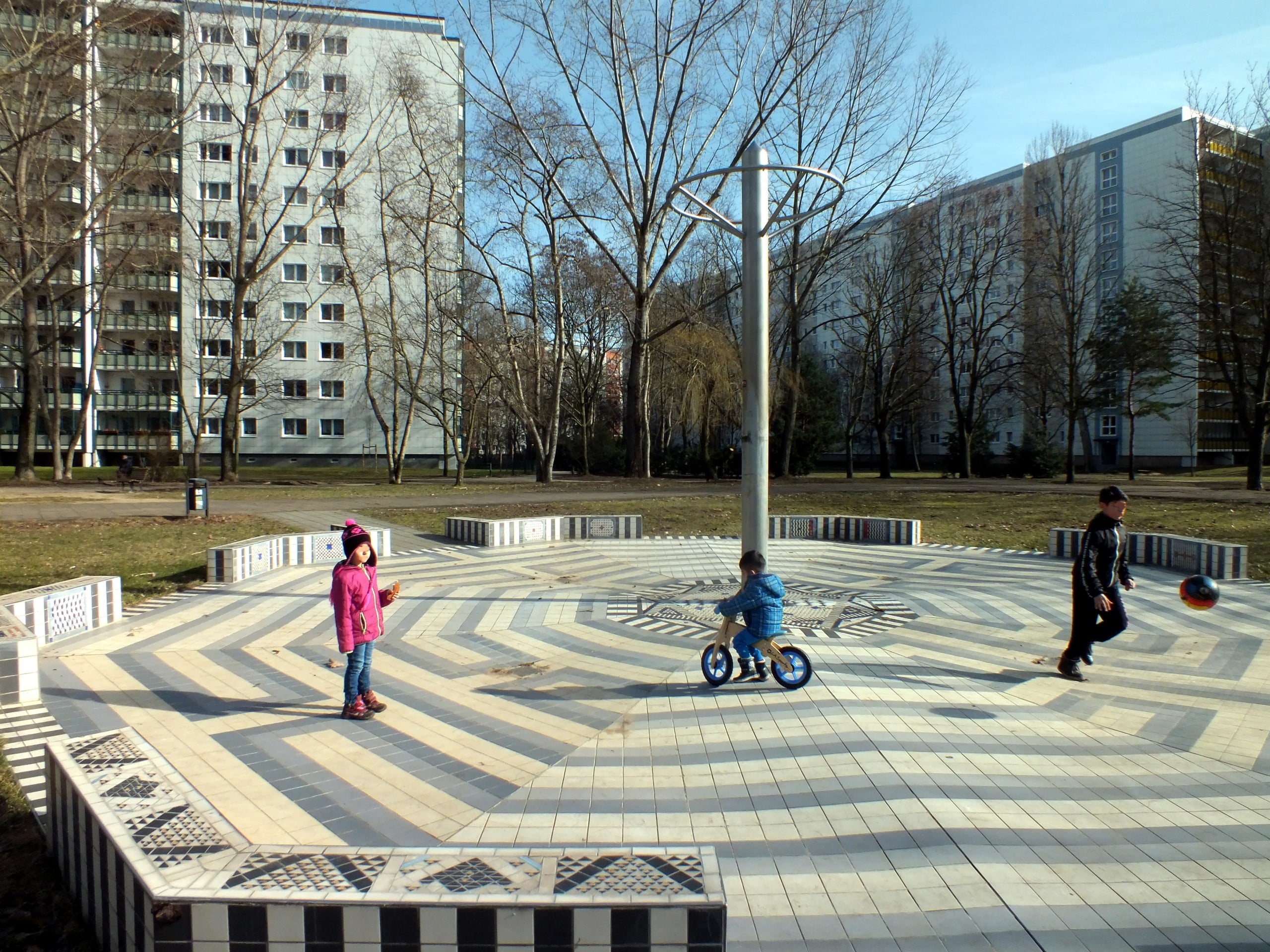 Kinder spielen in einer der vielen Freiflächen von Fennpfuhl. Bildquelle: Angela M. Arnold, Berlin (=44Pinguine), CC BY-SA 3.0 , via Wikimedia Commons