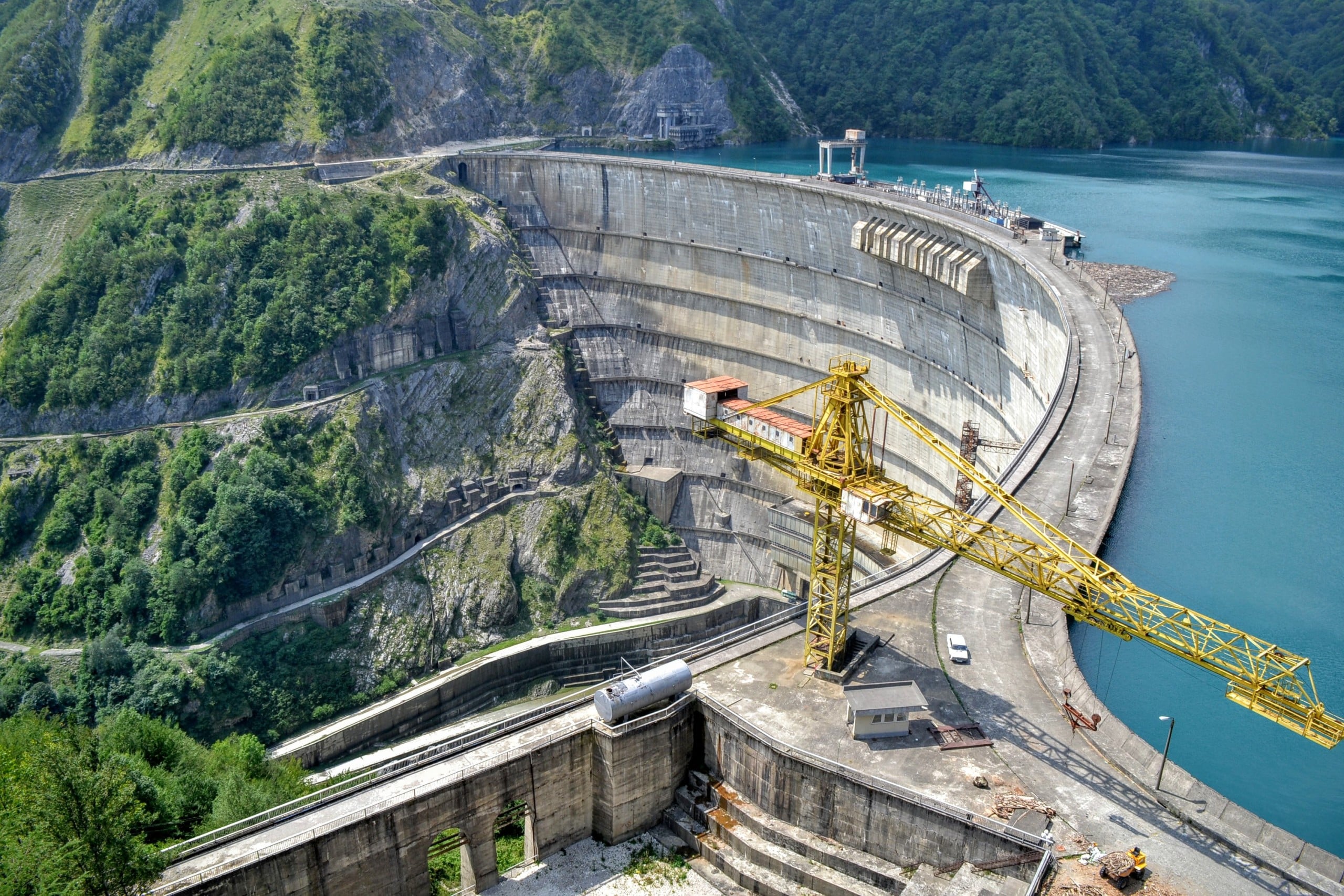 Der Inguri-Damm in Georgien. Foto: Alex Bagirov via Unsplash