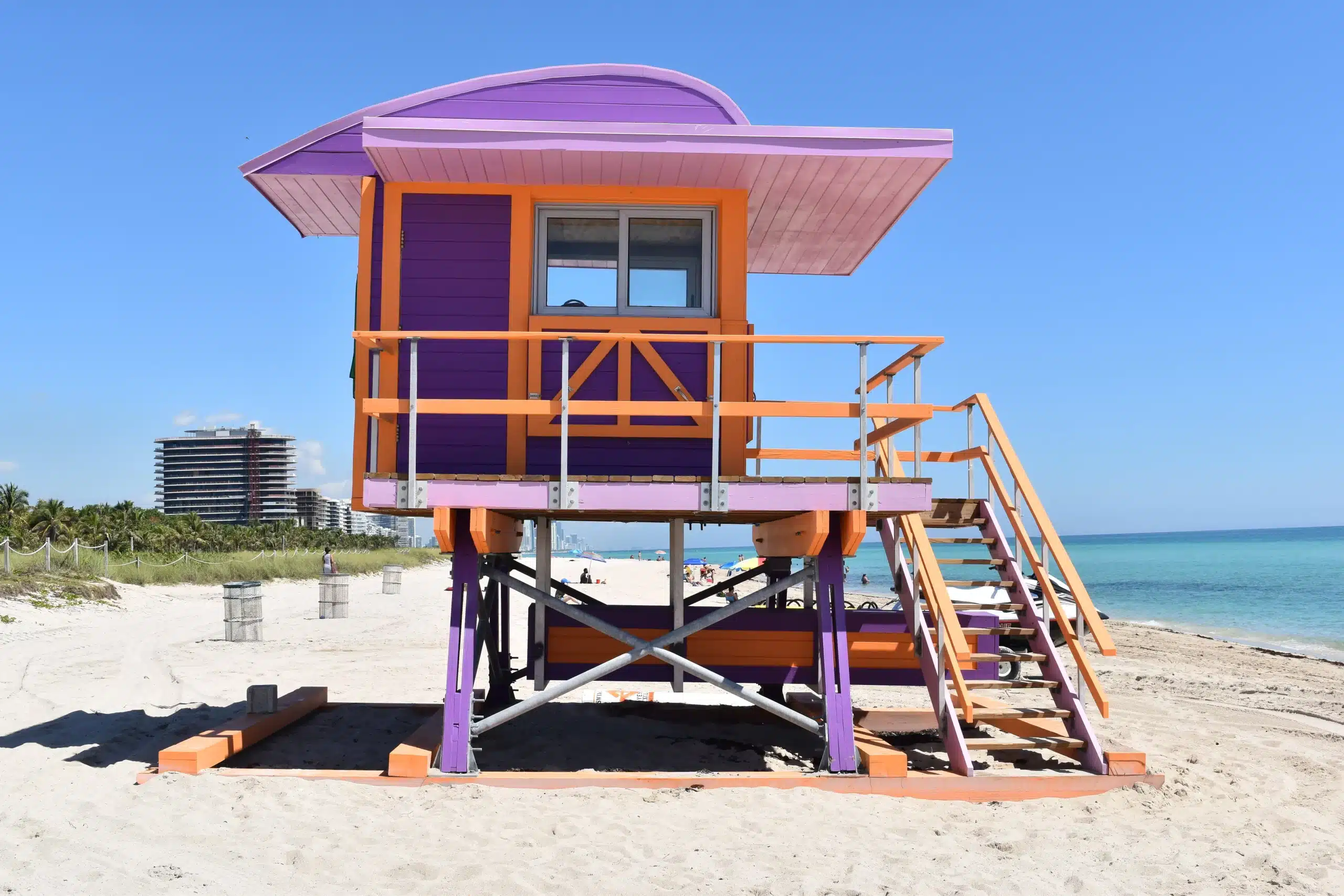 Seitlicher Blick auf ein Wasserwachthäuschen am Strand in Lilatönen und Orange. Miami Beach, Lifeguard Tower, William Lane, Foto: Archiv Architekten
