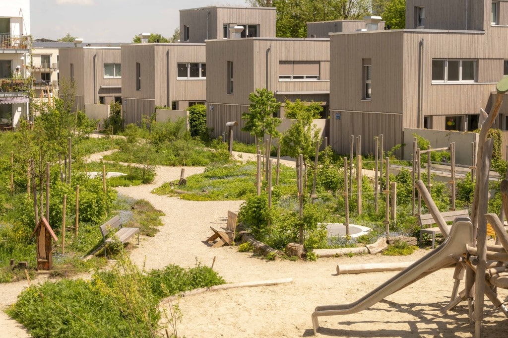 Hauptpreis beim Bayerischen Landschaftsarchitektur-Preis 2022: Im Prinz Eugen Park in München verschmelzen Freiraum und Wohnraum miteinander. © Laura Loewel