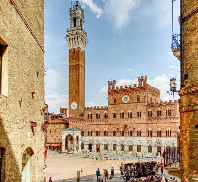 Die Piazza del Campo in Siena ist nur zu Fuß über kleine Gassen erreichbar. Bildquelle: Unsplash