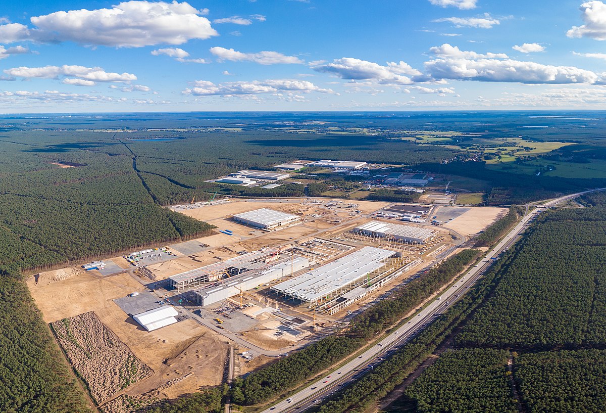 Das Gelände der zukünftigen Fabrik von Tesla in Brandenburg, Grünheide – bald mit eigenem Wasser? Bildquelle: Ralf Roletschek, CC BY-SA 1.0 FI , via Wikimedia Commons