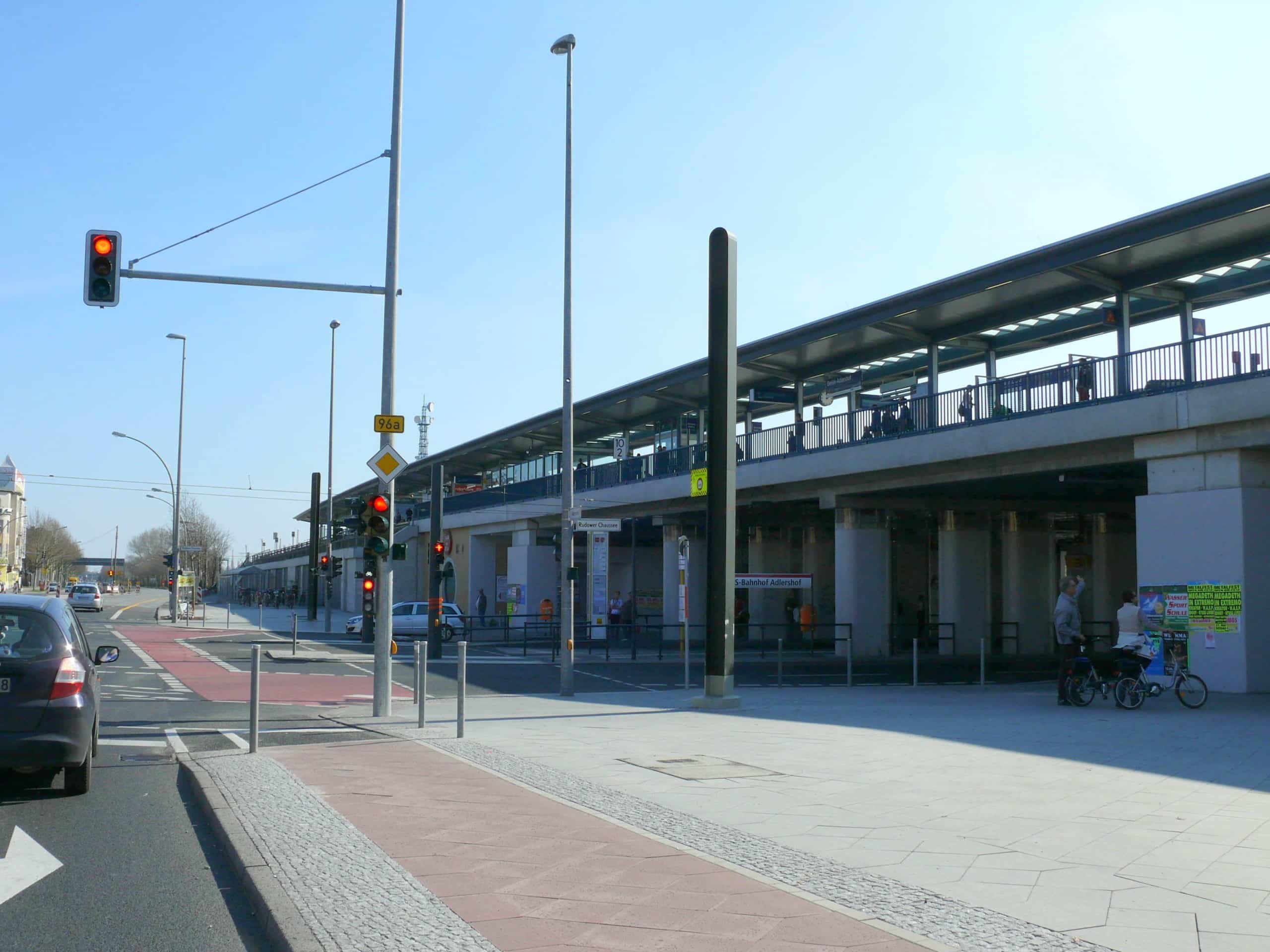 Der Bahnhof Adlershof liegt am Adlergestell und ist ein wichtiger Verkehrsknotenpunkt für den Südosten der Stadt. Bildquelle: Fridolin freudenfett (Peter Kuley), CC BY-SA 3.0 , via Wikimedia Commons