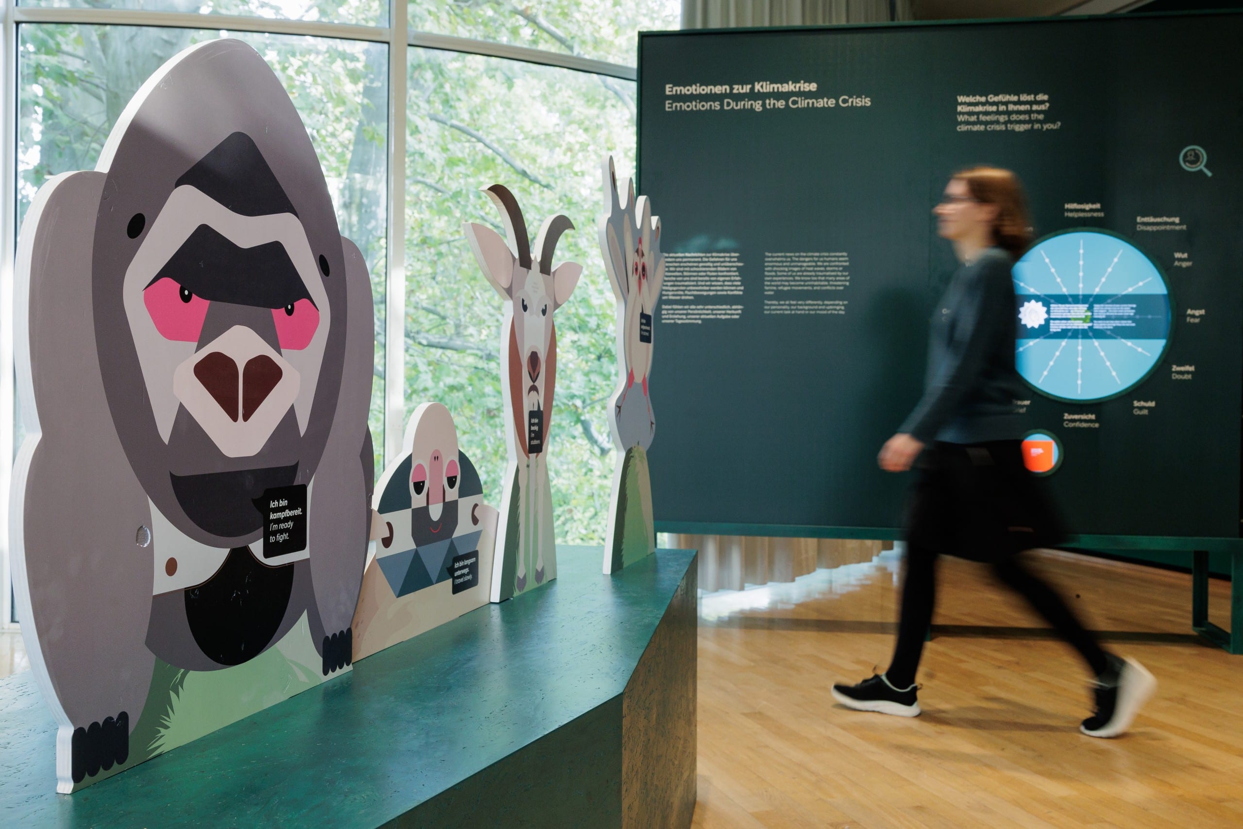 Die Besuchenden werden aufgefordert, ein Klimatier zu wählen, dem sie sich am nächsten fühlen. © Museum für Kommunikation Frankfurt, Foto: Stefanie Kösling