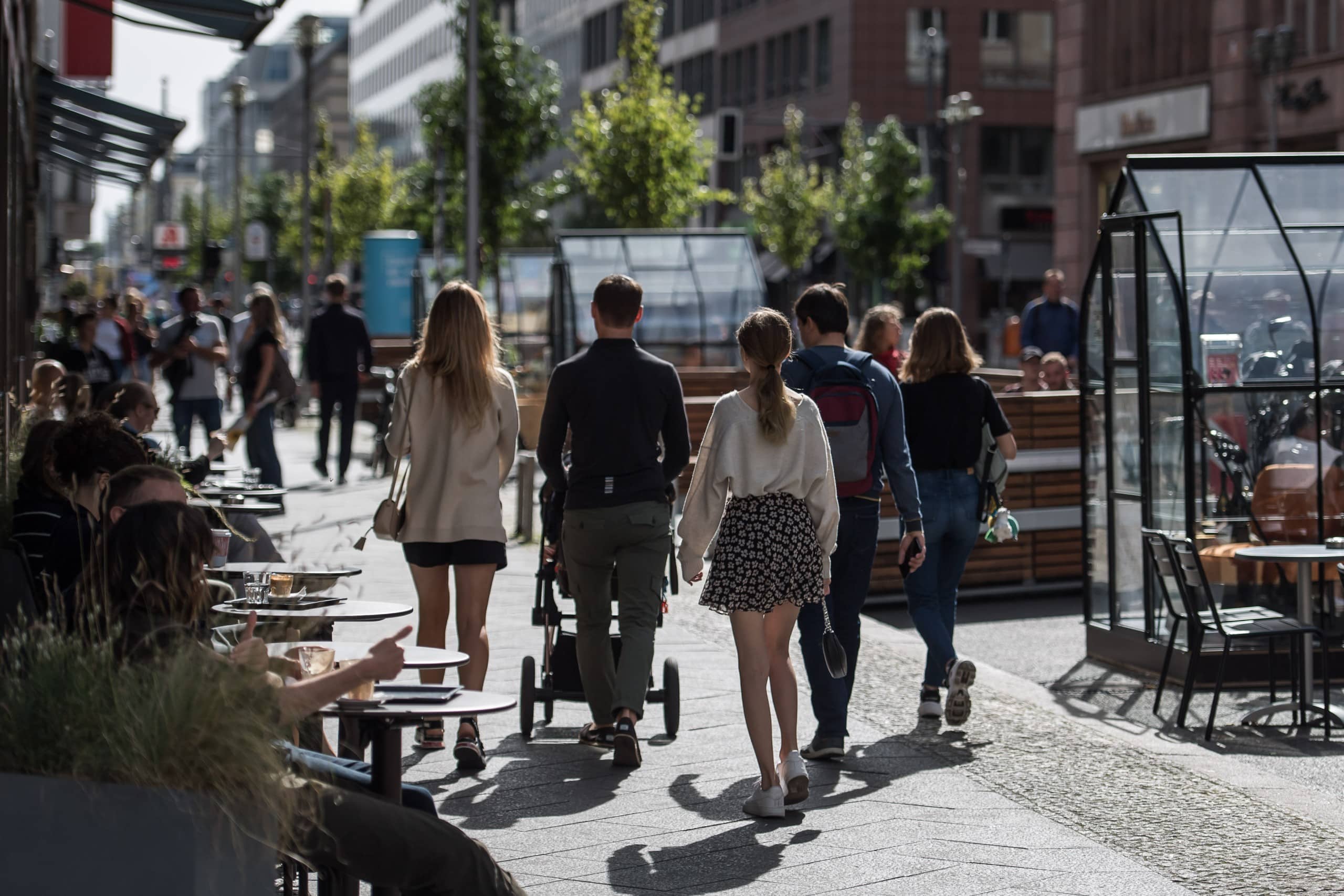 Die autofreie Friedrichstraße bietet mehr Platz für Fußgänger*innen, für Cafés und für Bäume. Bildquelle: SENUMVK / Ralf Rühmeier