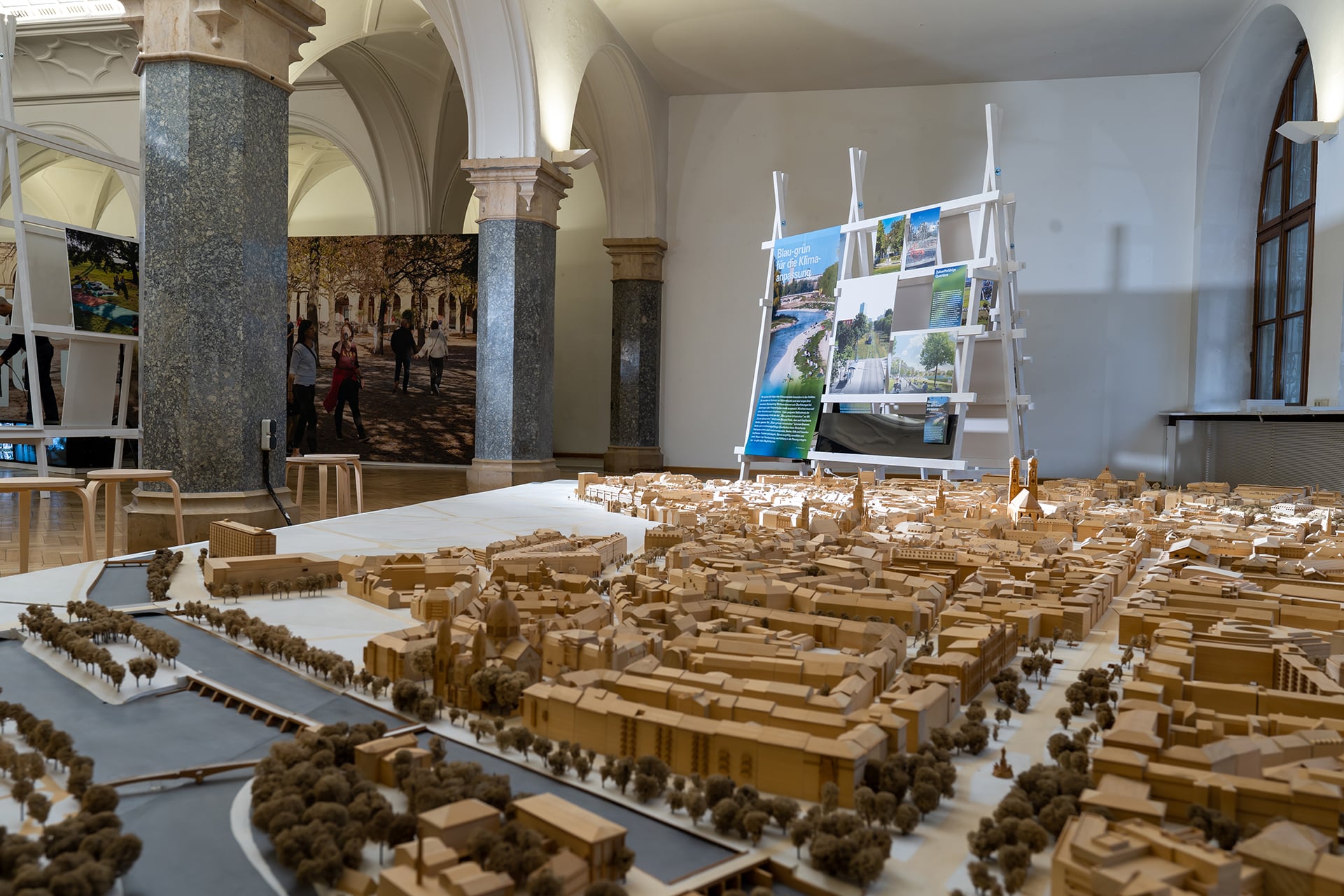 Das Münchner Stadtmodell ist Teil der interaktiven Ausstellung „In aller Öffentlichkeit“. Bildquelle: Dobner & Angermann