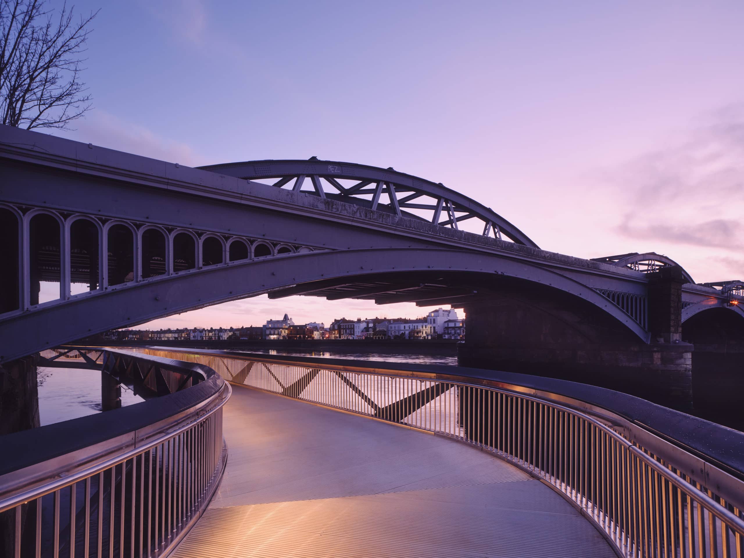 Die neue Dukes Meadows Fußgängerbrücke führt unter der bestehenden Barnes Bridge hindurch. Copyright: Simon Kennedy / Moxon Architects