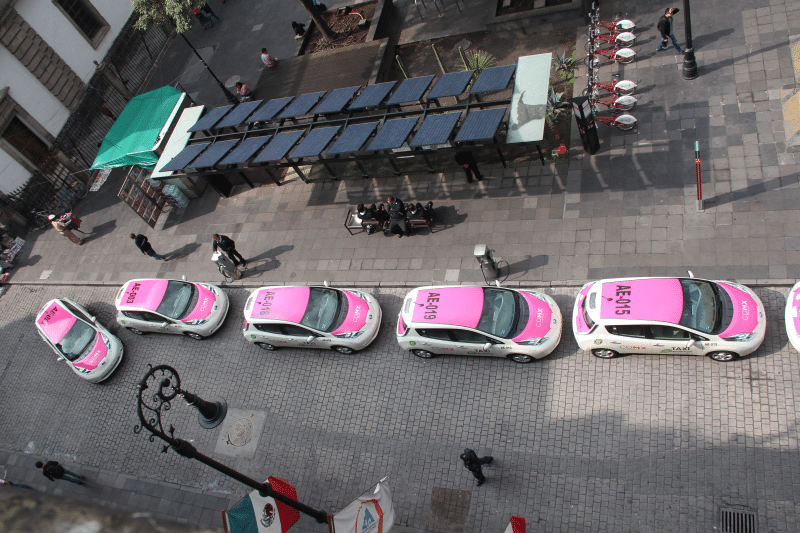 Elektrische Taxis sind in Mexiko-Stadt bereits üblich. Bildquelle: : Fourandsixty, CC BY-SA 4.0 , via Wikimedia Commons