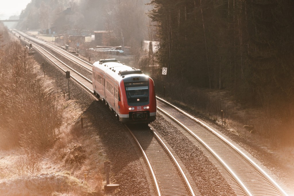 Mit dem Deutschlandticket in der Bahn unterwegs. Foto von Julian Hochgesang auf Unsplash