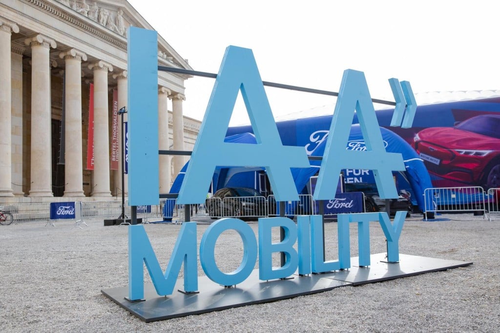 Auch auf der IAA Mobility 2023 soll es eine Blue Lane geben. Foto: IAA MOBILITY Zu sehen ist das Logo der IAA Mobility auf einem Platz in München.
