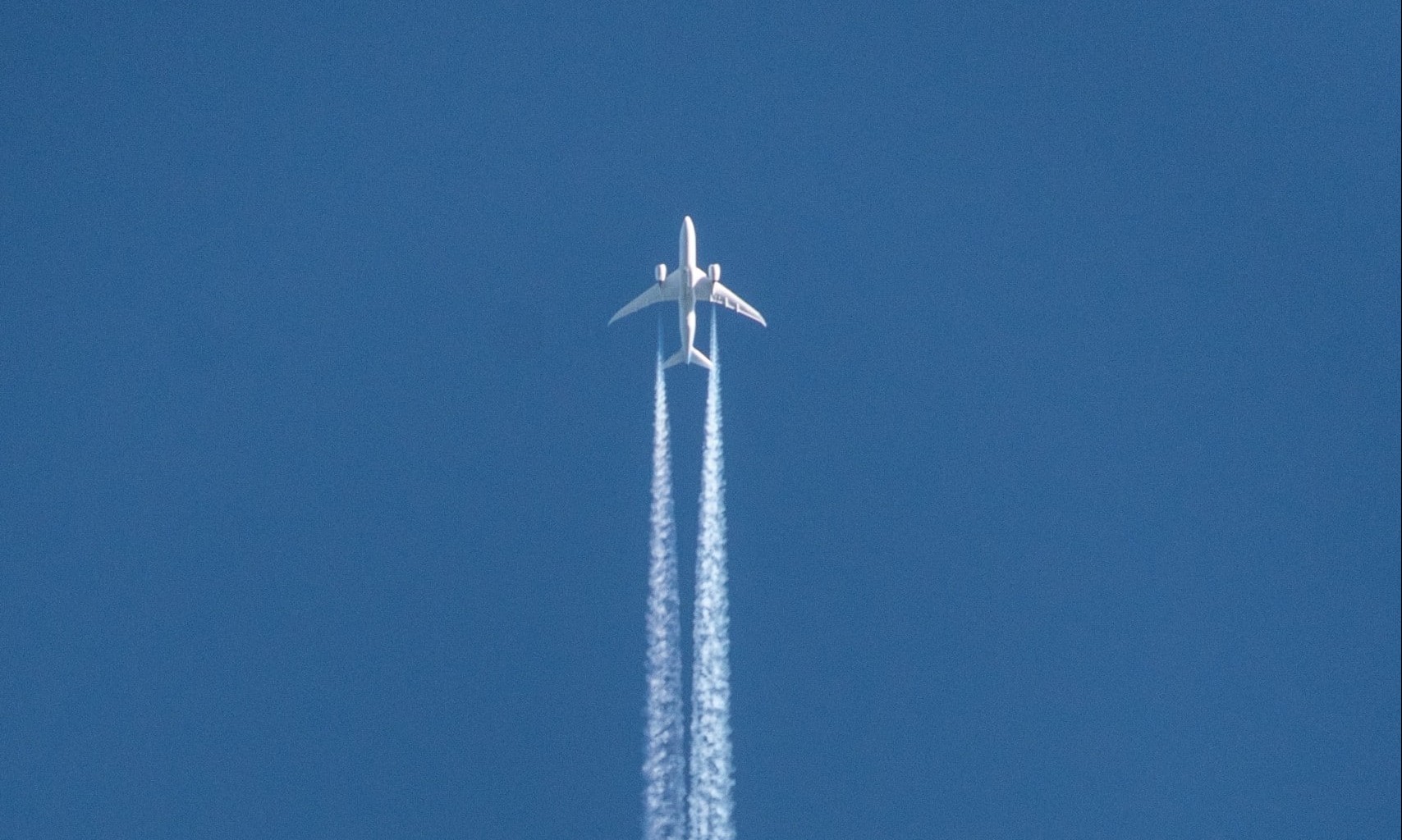 Klimaneutrales Fliegen oder den Flug kompensieren - geht das? Zu sehen ist ein Flugzeug vor einem blauen Himmel