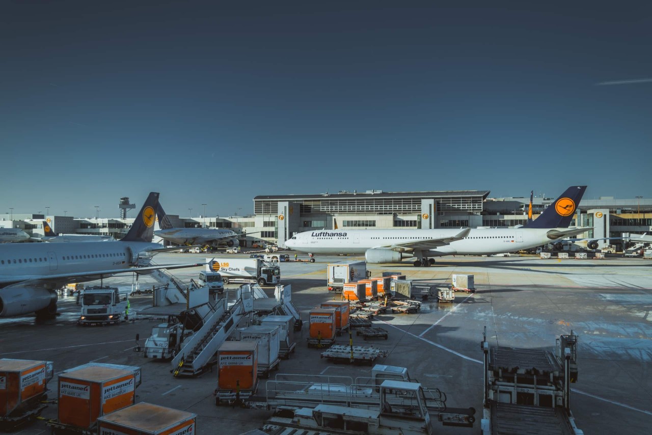 Auch am Flughafen können Maßnahmen für klimaneutrales Fliegen umgesetzt werden. Foto von Ilya Cher auf Unsplash