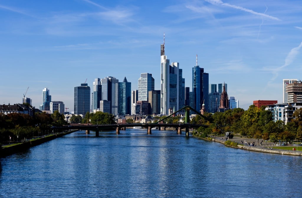 Frankfurts Dächer und Fassaden sollen durch die neue Freiraumsatzung grüner werden. Foto: Julian via Unsplash