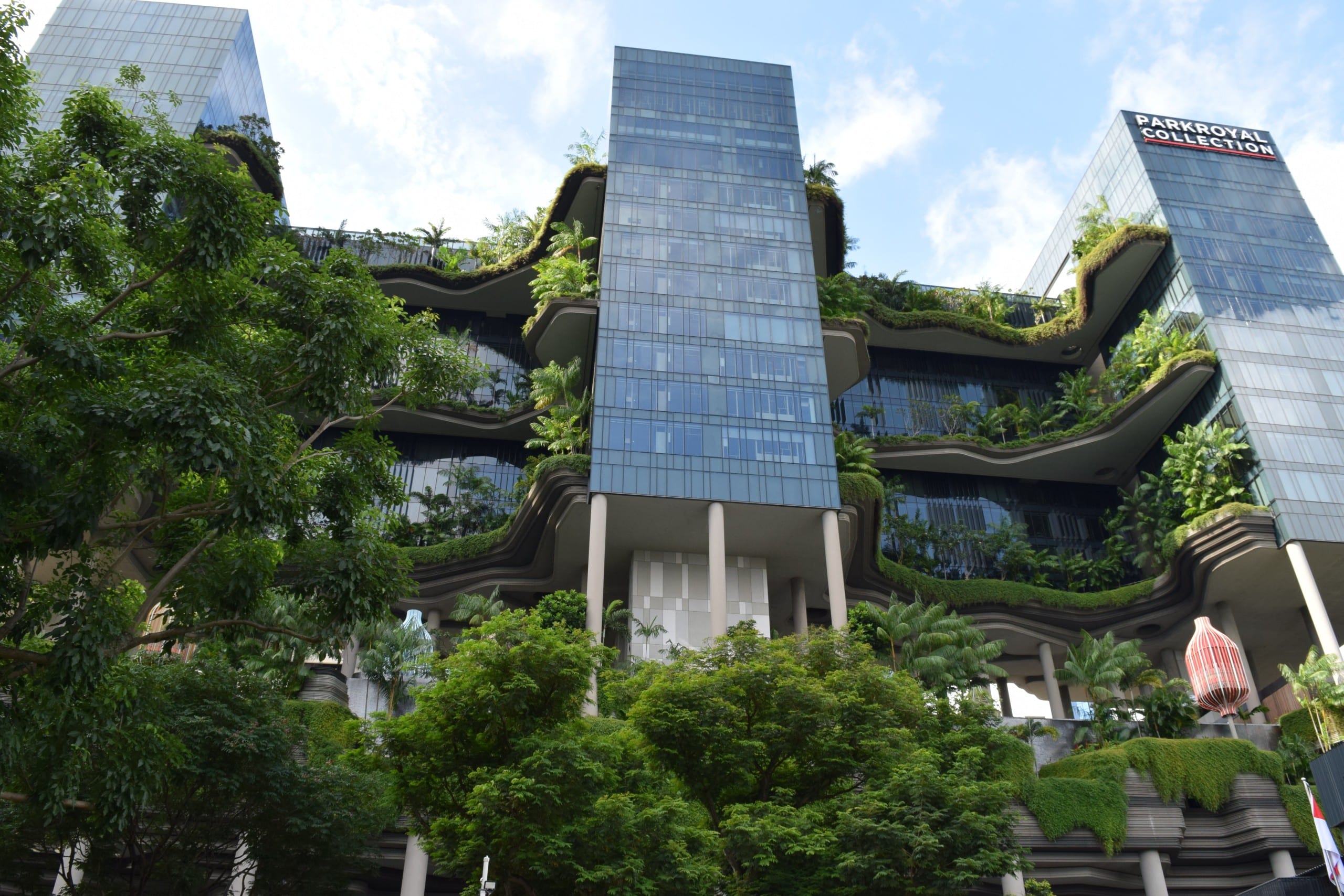 Bei der Konferenz Weltkongress Gebäudegrün 2023 berichten unter anderem die WOHA-Architekten online aus Singapur über ihre Projekte (hier das Hotel Parkroyal). Quelle: Bundesverband GebäudeGrün e.V.