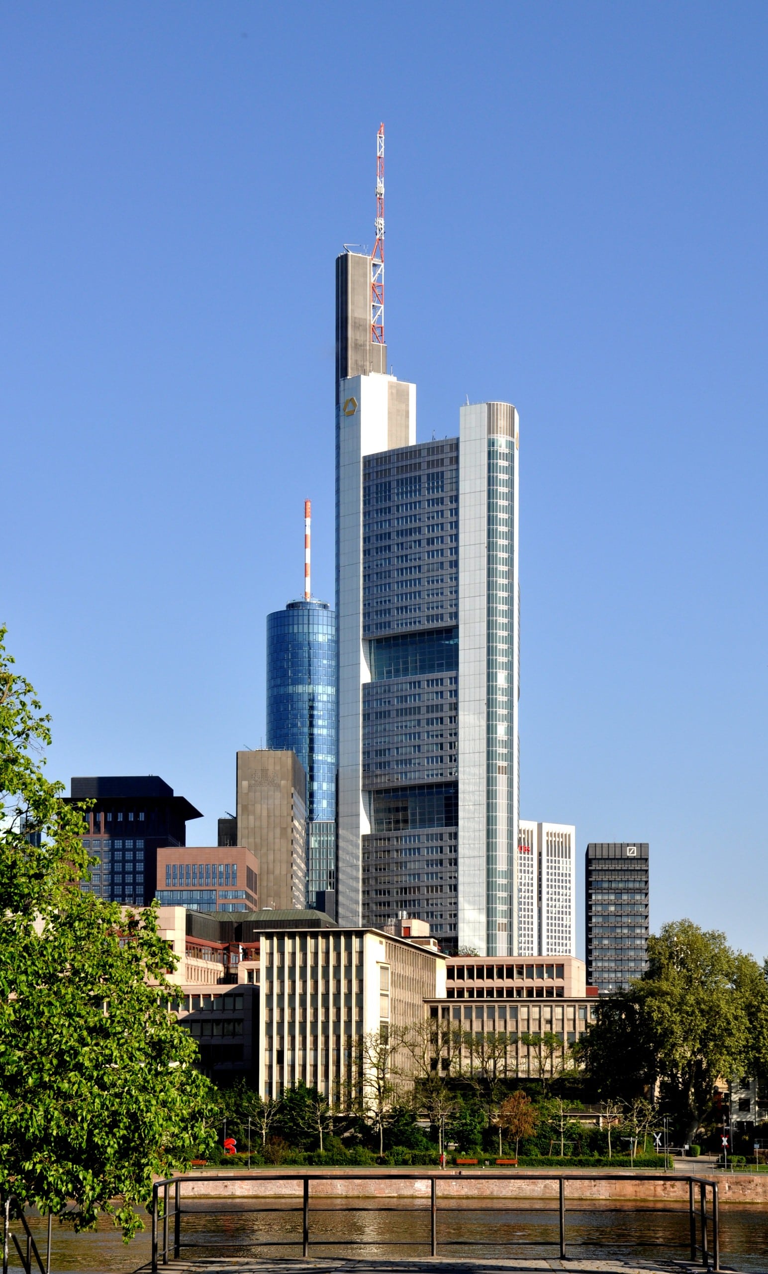 Der Commerzbank Tower in Frankfurt, Foto: Andreas Praefcke, CC BY 3.0 , via Wikimedia Commons