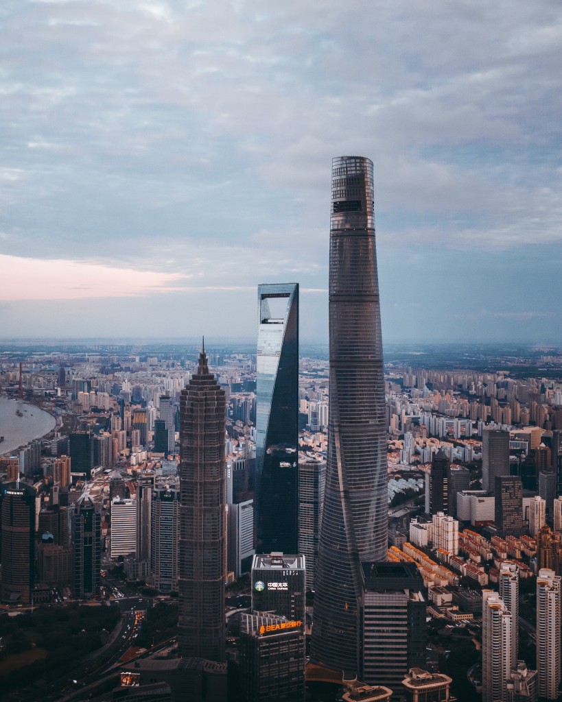Der Shanghai Tower (rechts) ist mit seinen 632 Metern das dritthöchste Gebäude der Welt. Foto: Yiran Ding auf Unsplash