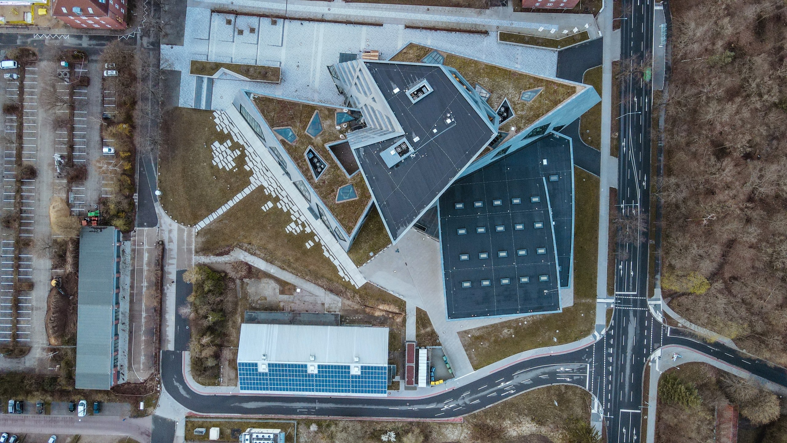 Die Leuphana-Universität in Lüneburg ist mit ihren Solarzellen und begrünten Flächen beispielhaft für den Klimaschutz. Foto: Florian Savatry via Unsplash