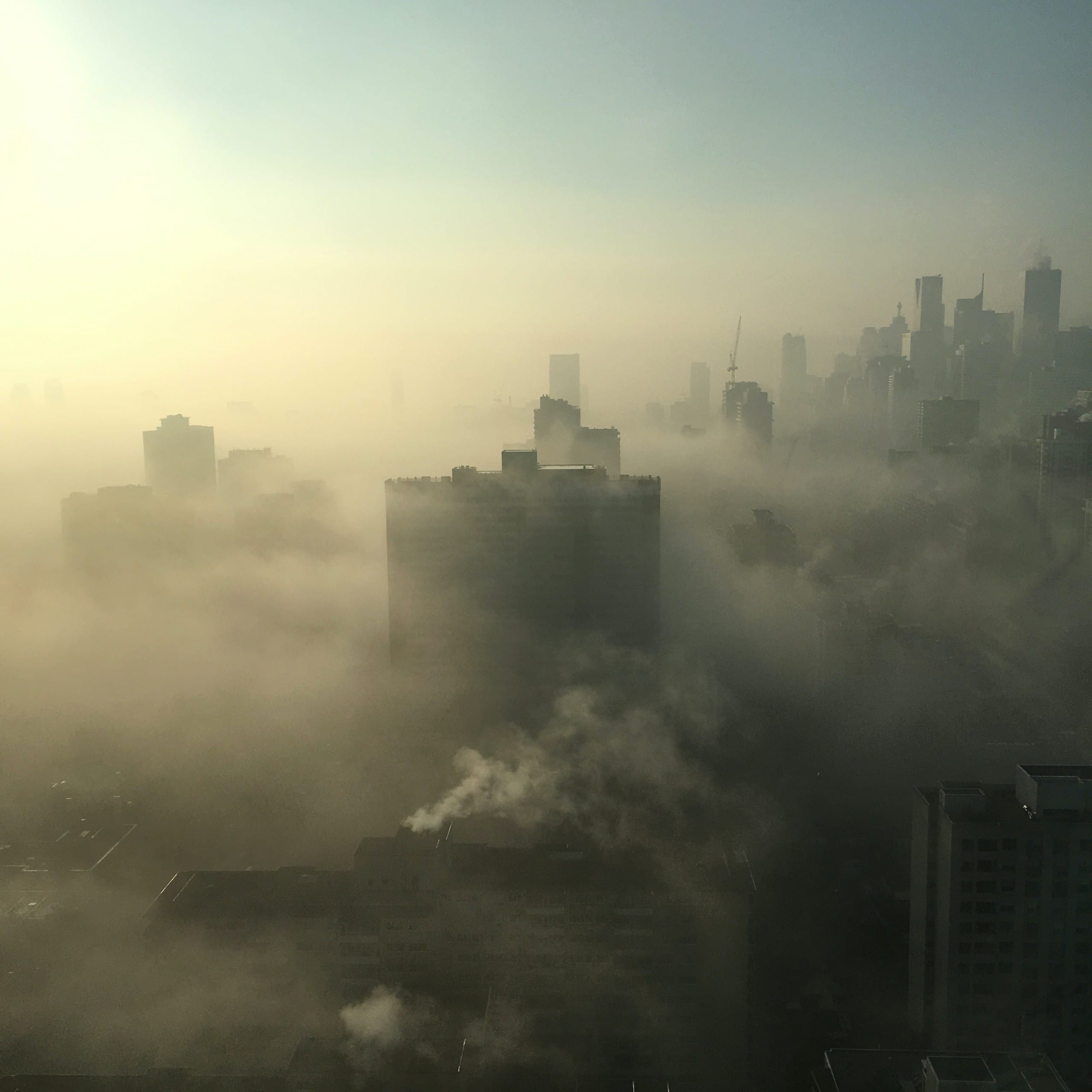 Luftverschmutzung in Städten kann aussehen wie Smog, ist oft aber auch unsichtbar. Bildquelle: Unsplash