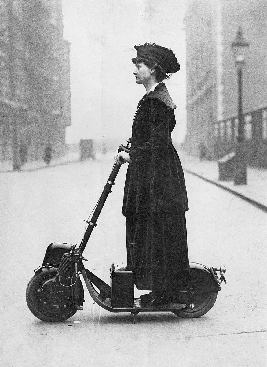 Lady Florence Norman auf einem Autoped, circa 1916. Heute sind E-Scooter aus den Städten nicht mehr wegzudenken. Quelle: wikicommons