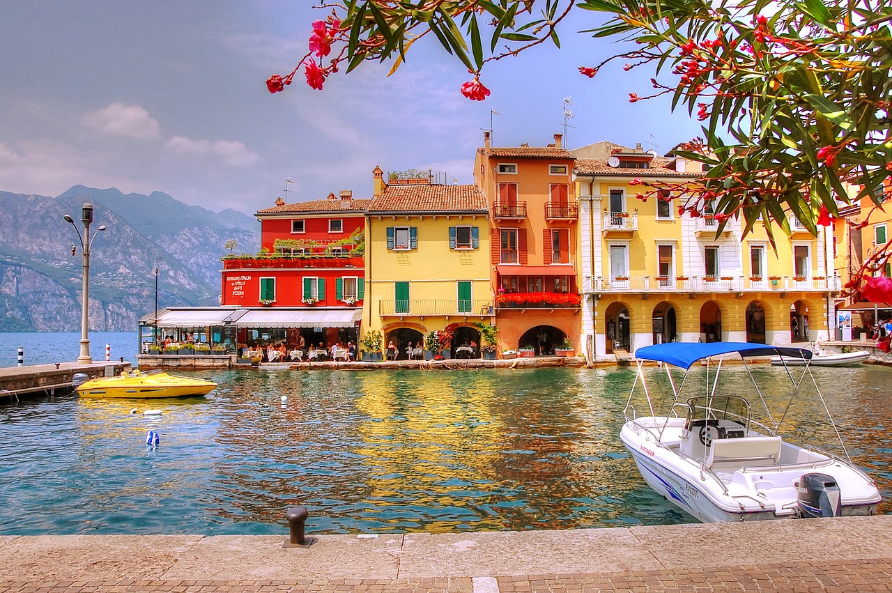 Der italienische Gardasee bietet einige der malerischsten Bademöglichkeiten Europas, so wie hier in Malcesine. Bildquelle: Unsplash