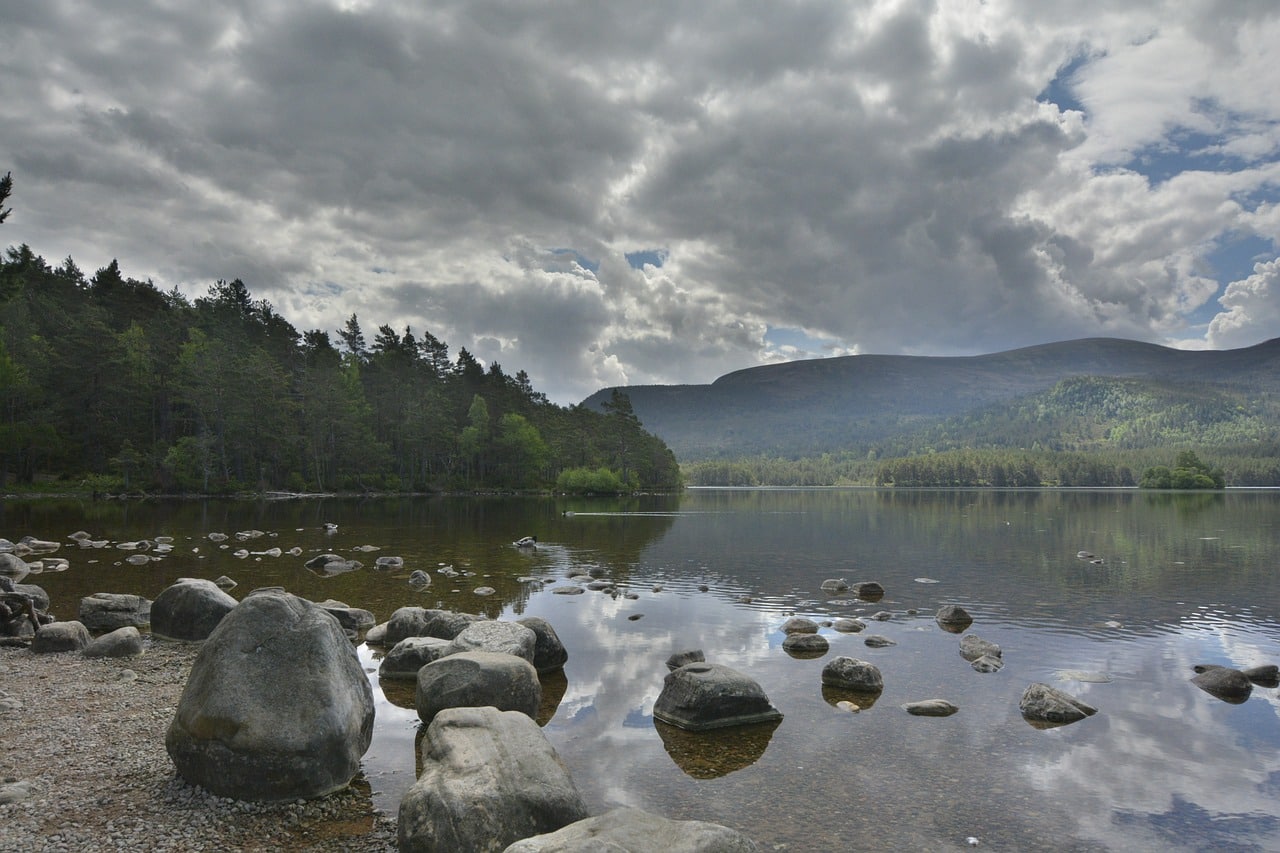 Auch in Schottland kann man herrlich baden, etwa im Loch An Eilein. Bildquelle: Pixabay