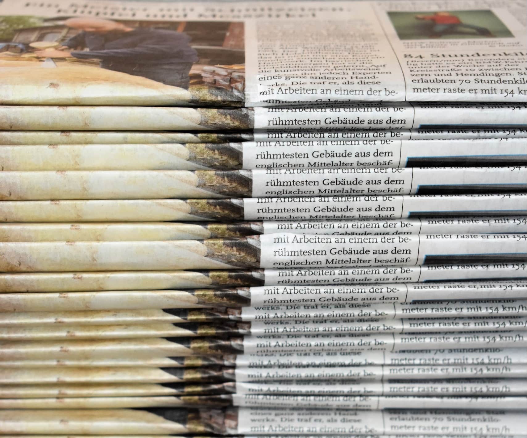 Zwei hohe Stapel Zeitungen mit unterschiedlich farbigem Papier, Foto: Waldemar via Unsplash