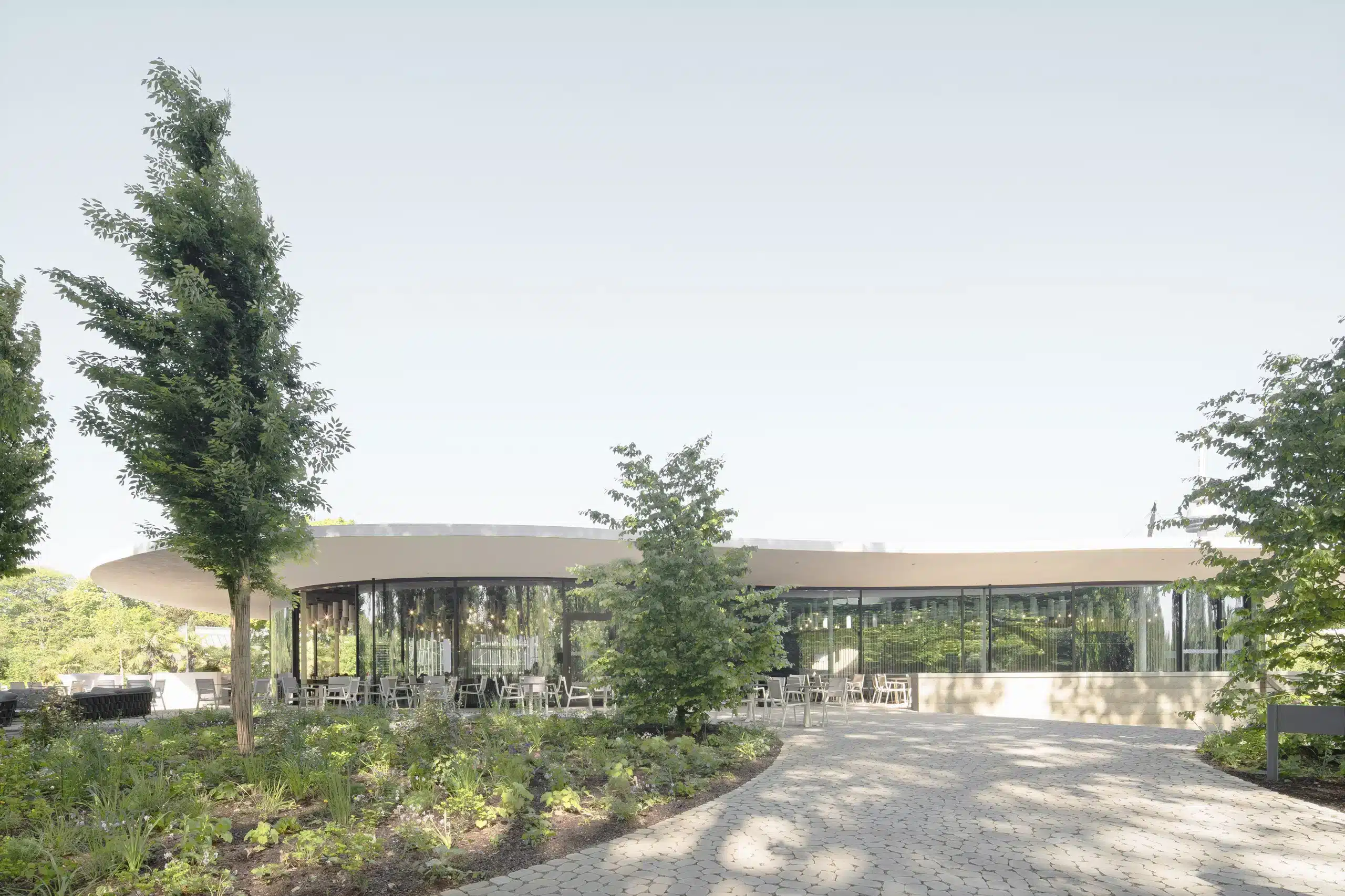 Das Grüne Erlebniszentrum von BEZ + Kock Architekten im Luisenpark Mannheim zeichnet sich durch seine fließende Form mit dem Dach als Verbindungselement aus. Bildquelle: © Brigida González