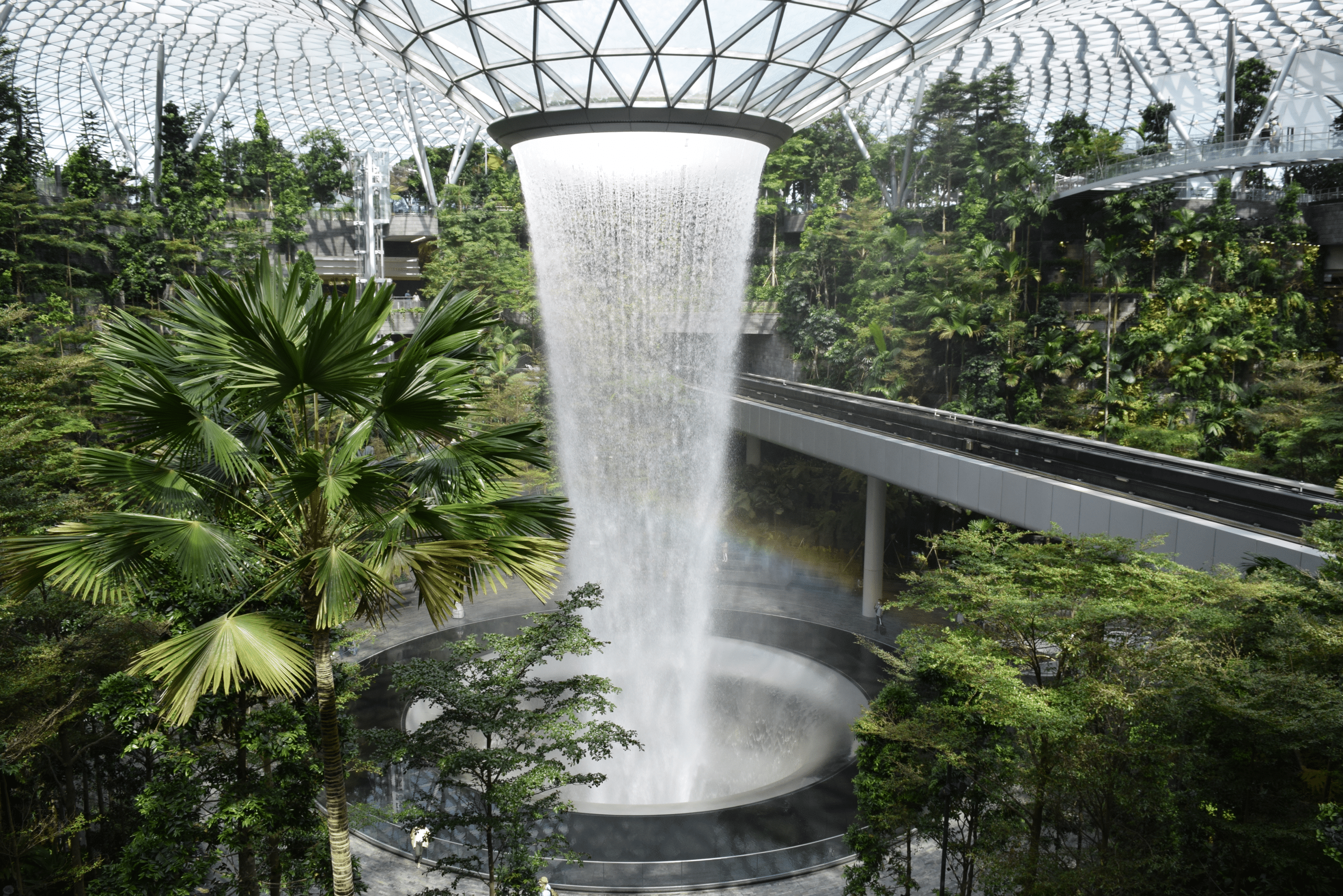Der Jewel Changi Airport in Singapur zeigt, wie eine XXL-Innenraumbegrünung aussehen kann. Bildquelle: Bundesverband GebäudeGrün e.V.