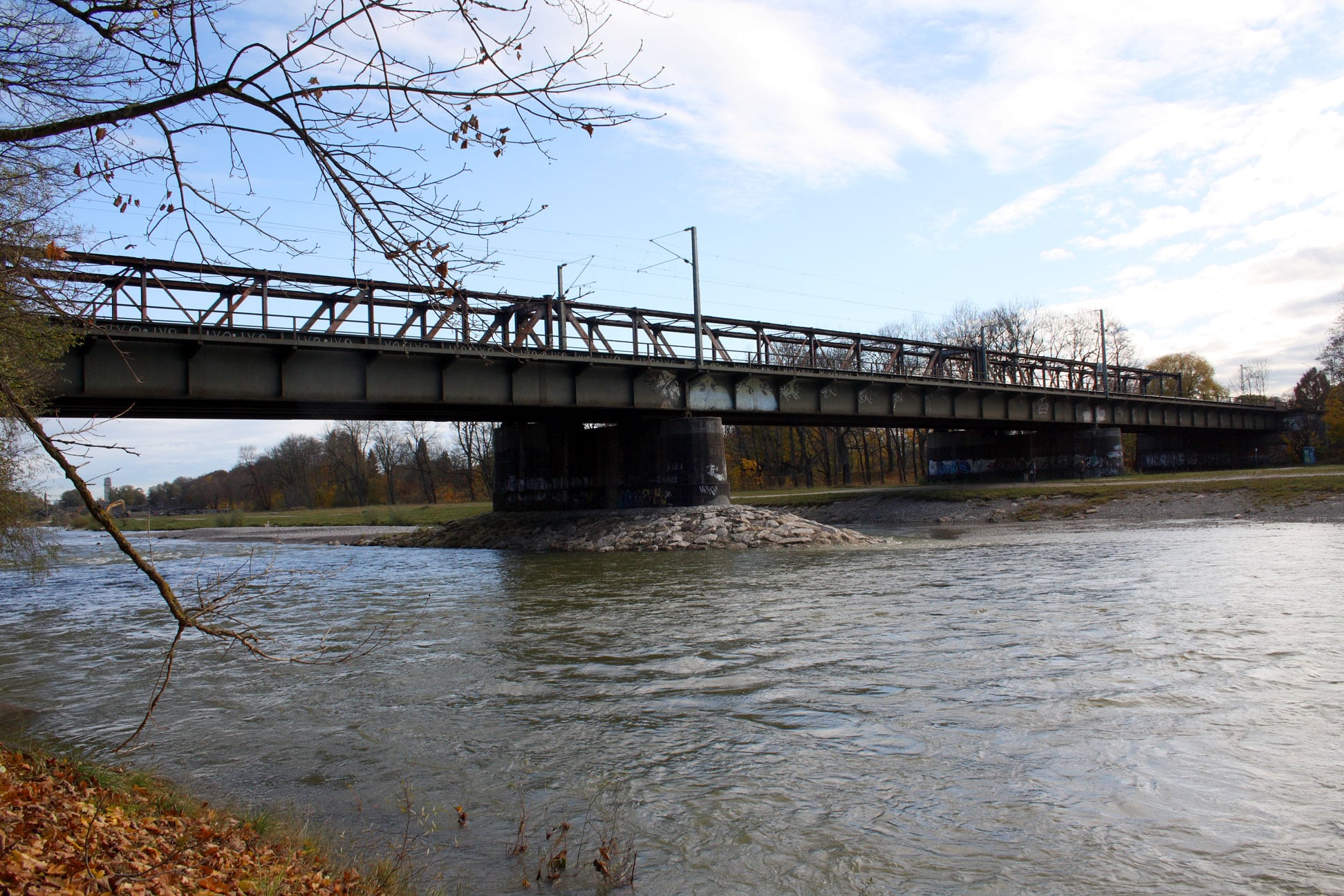 Die Braunauer Eisenbahnbrücke dient derzeit nur dem Zugverkehr, könnte aber eine wichtige Verbindung für den Fuß- und Radverkehr in München darstellen. Foto: Bjs, CC BY-SA 3.0 , via Wikimedia Commons